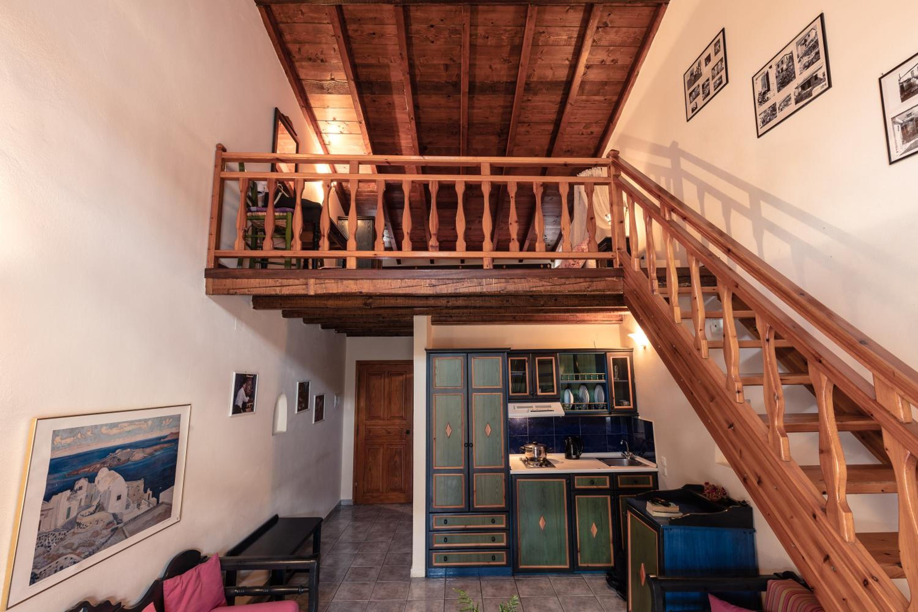One Bedroom Apartment with Mountain View – Split Level - Photo 3