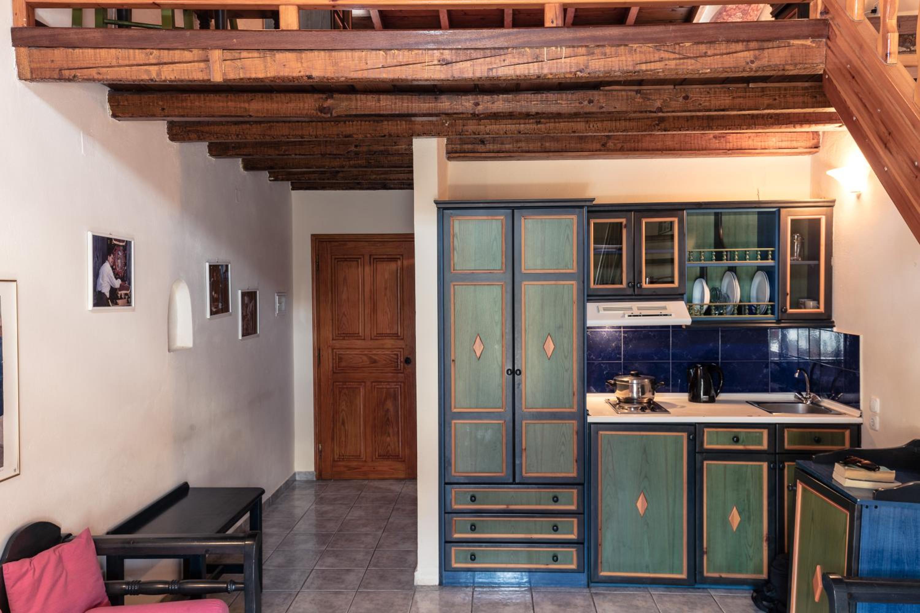 One Bedroom Apartment with Mountain View – Split Level - Photo 4