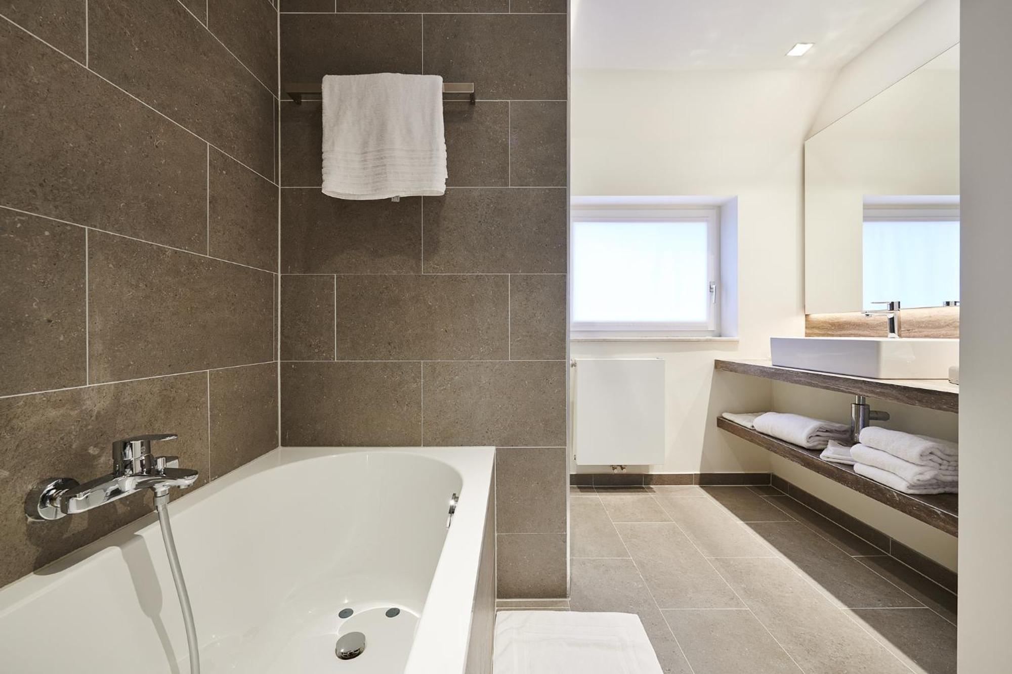 Junior King Suite photo 3