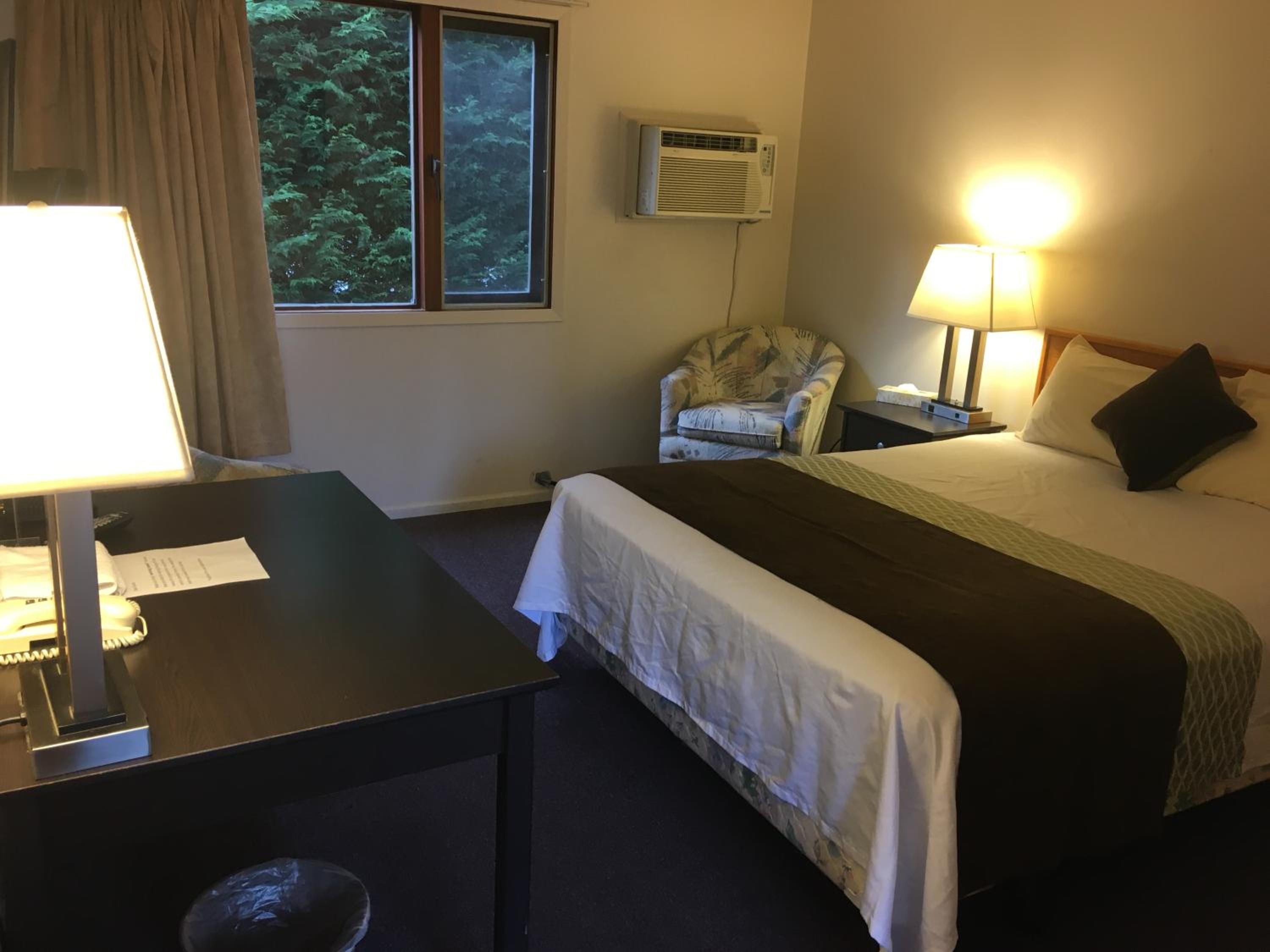 Queen Room photo 2