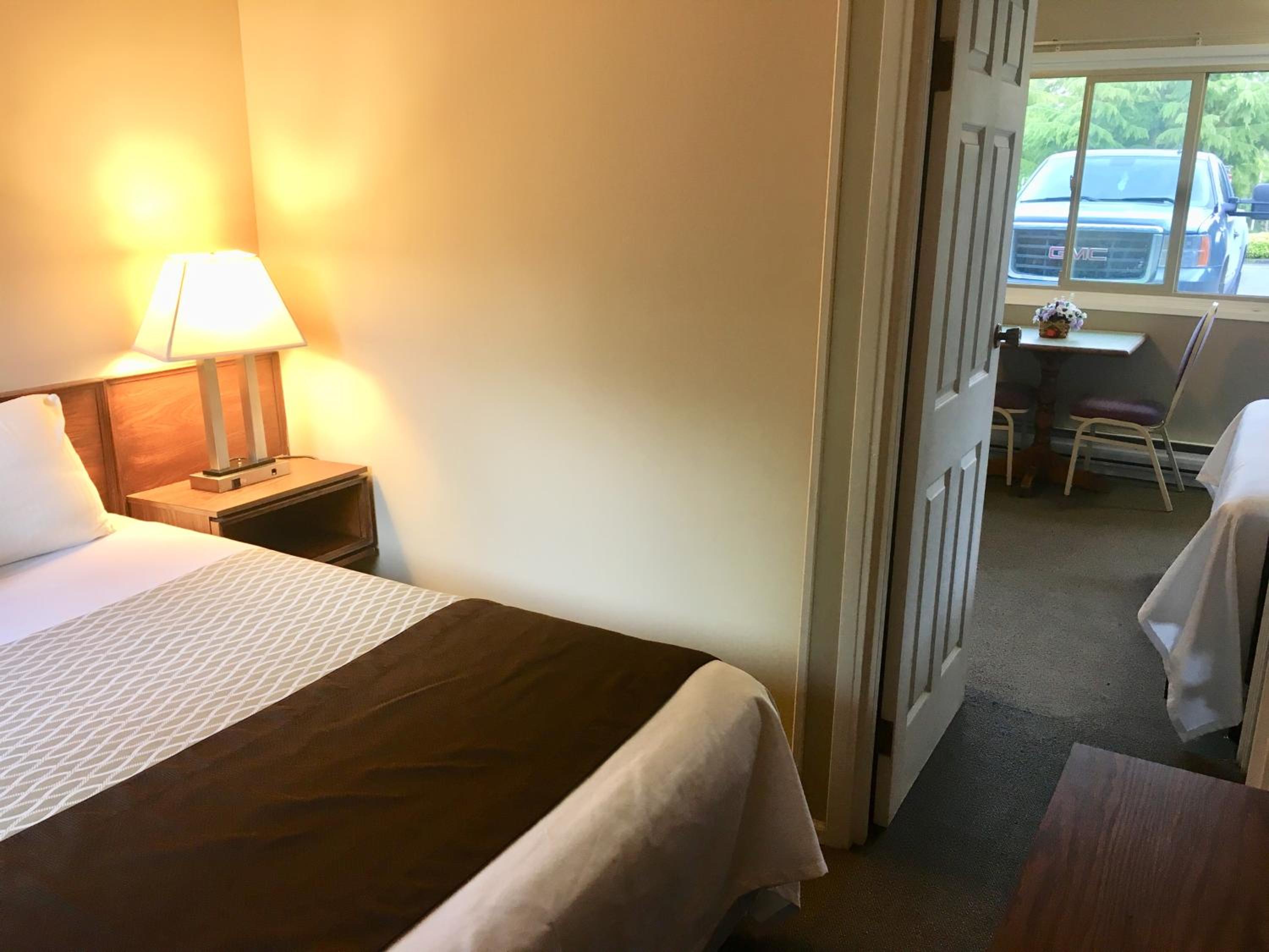 Deluxe Queen Room with Two Queen Beds photo 2