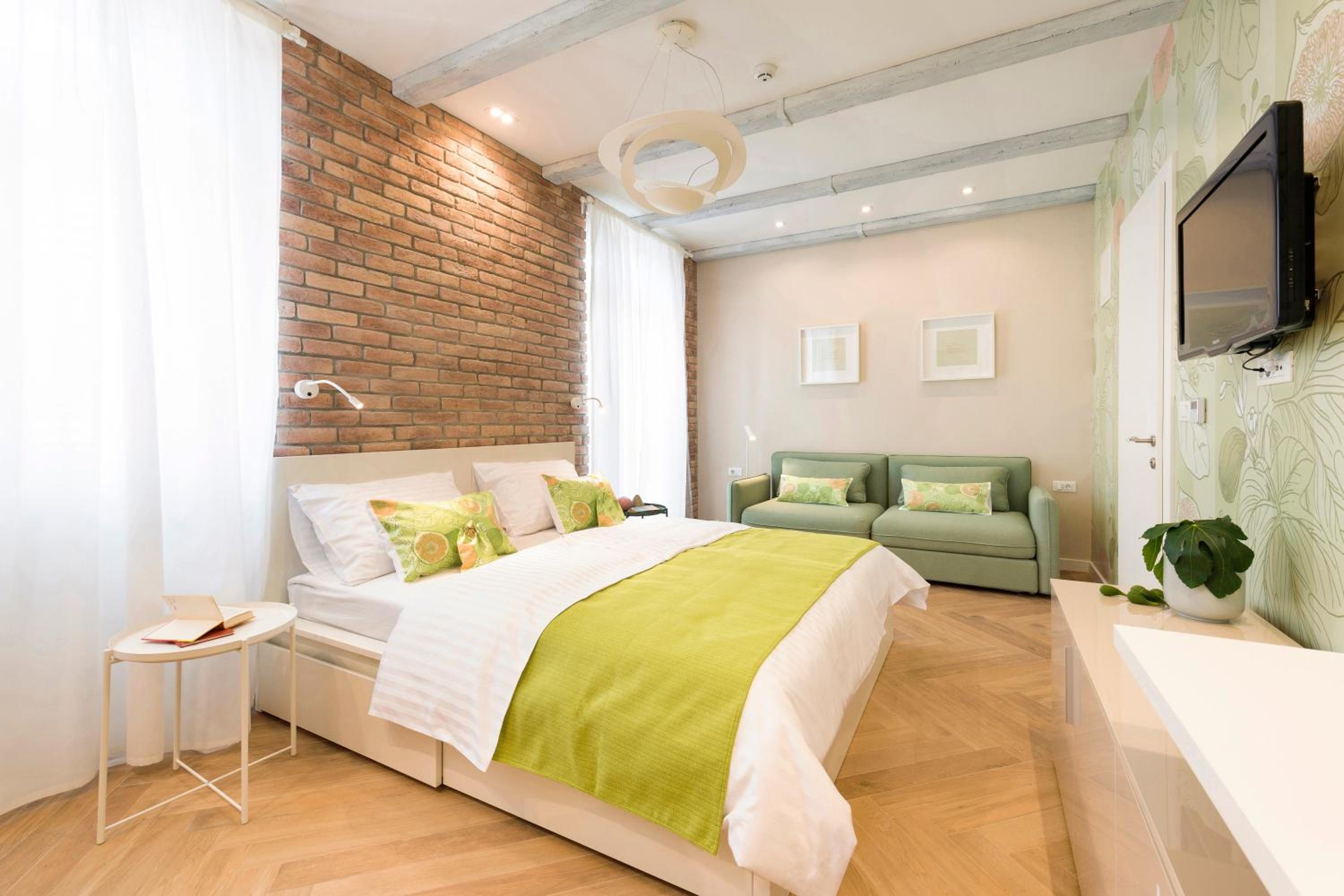 Deluxe Double Room with Balcony - Photo 11