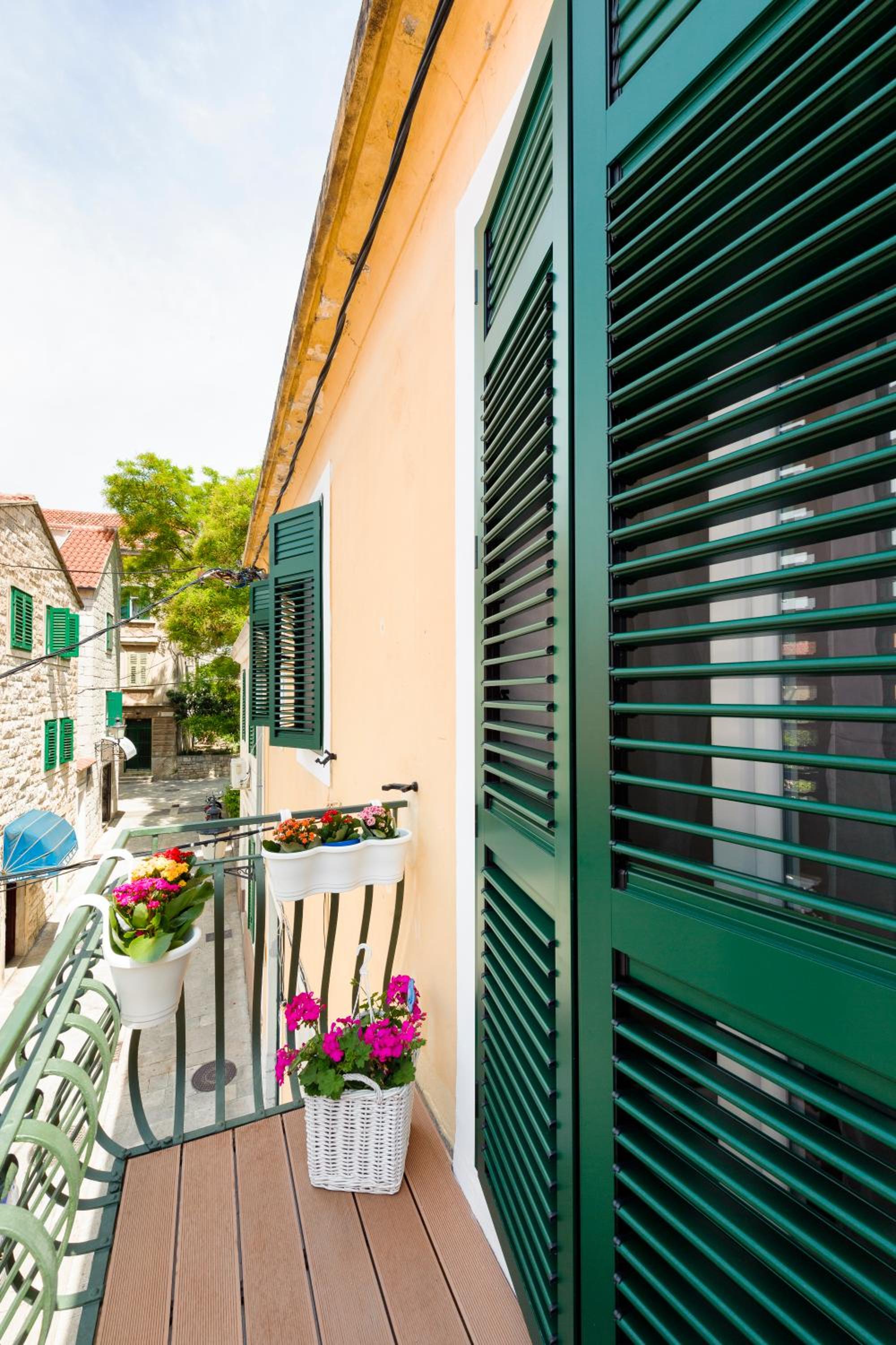 Deluxe Double Room with Balcony - Photo 8