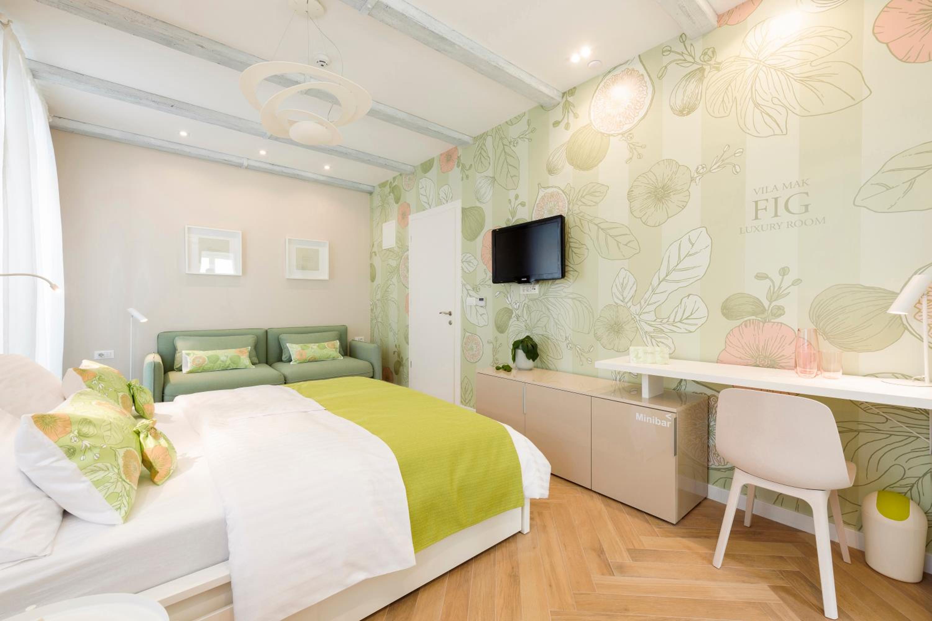 Deluxe Double Room with Balcony - Photo 10
