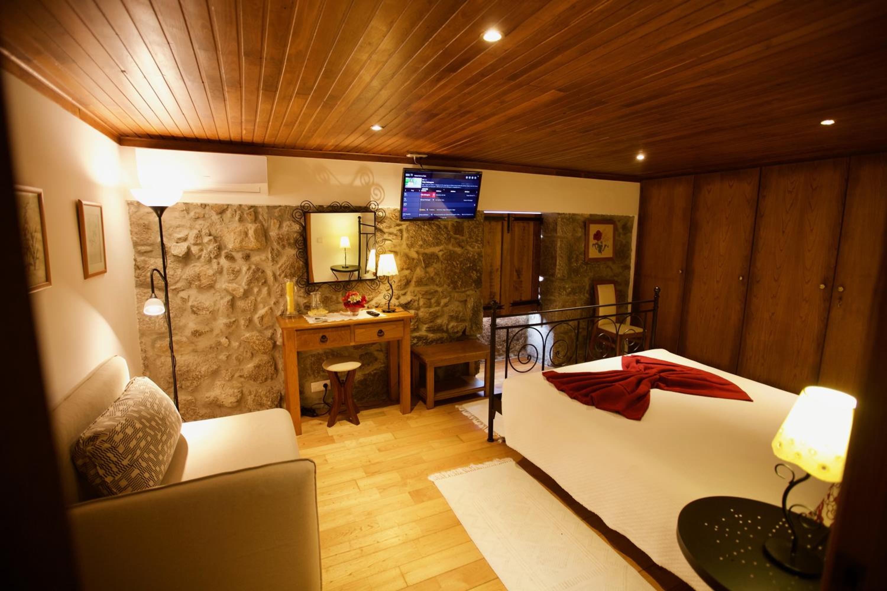 Double Room with River View - Photo 3