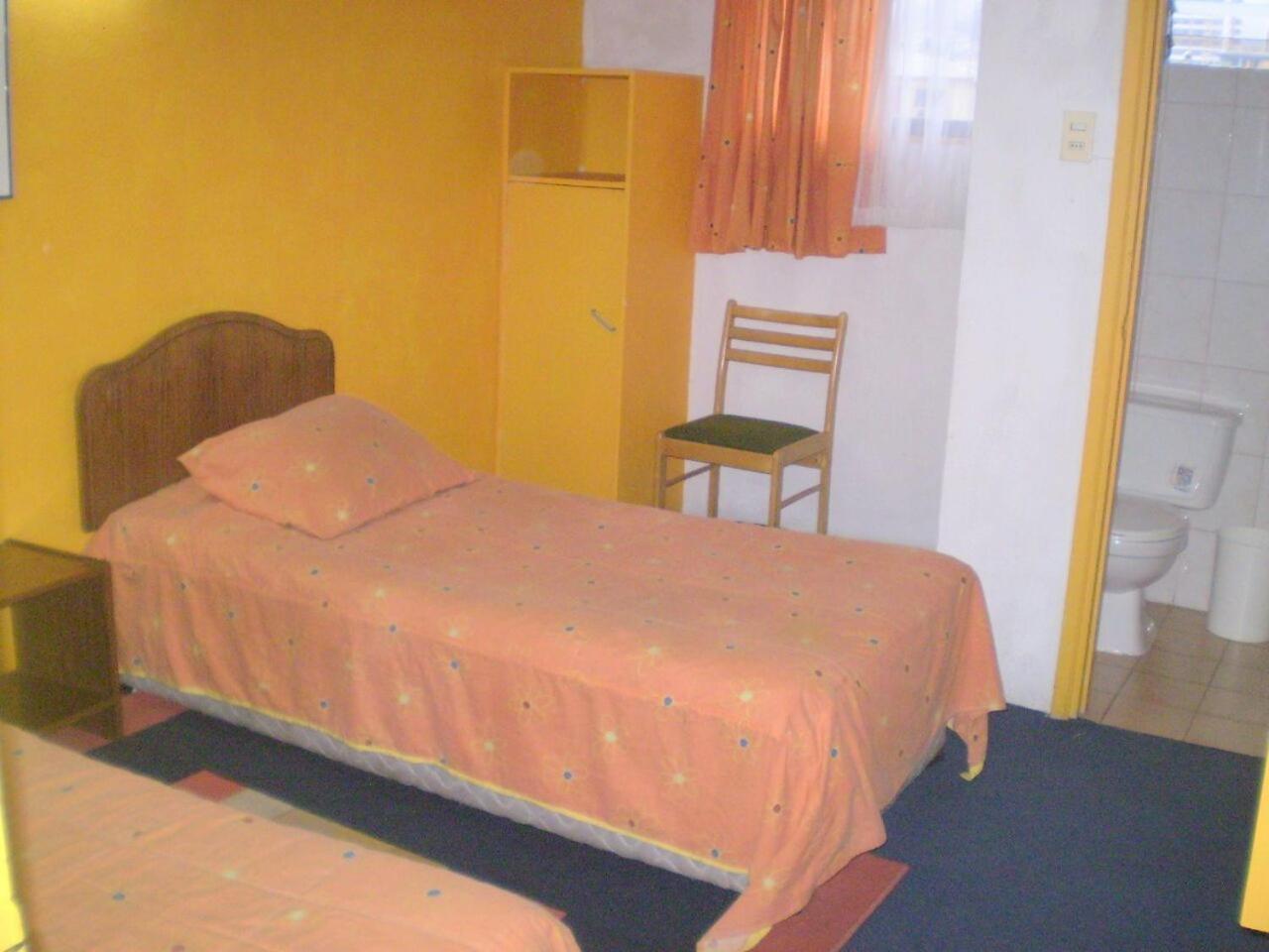 Twin Room with Private Bathroom photo 2