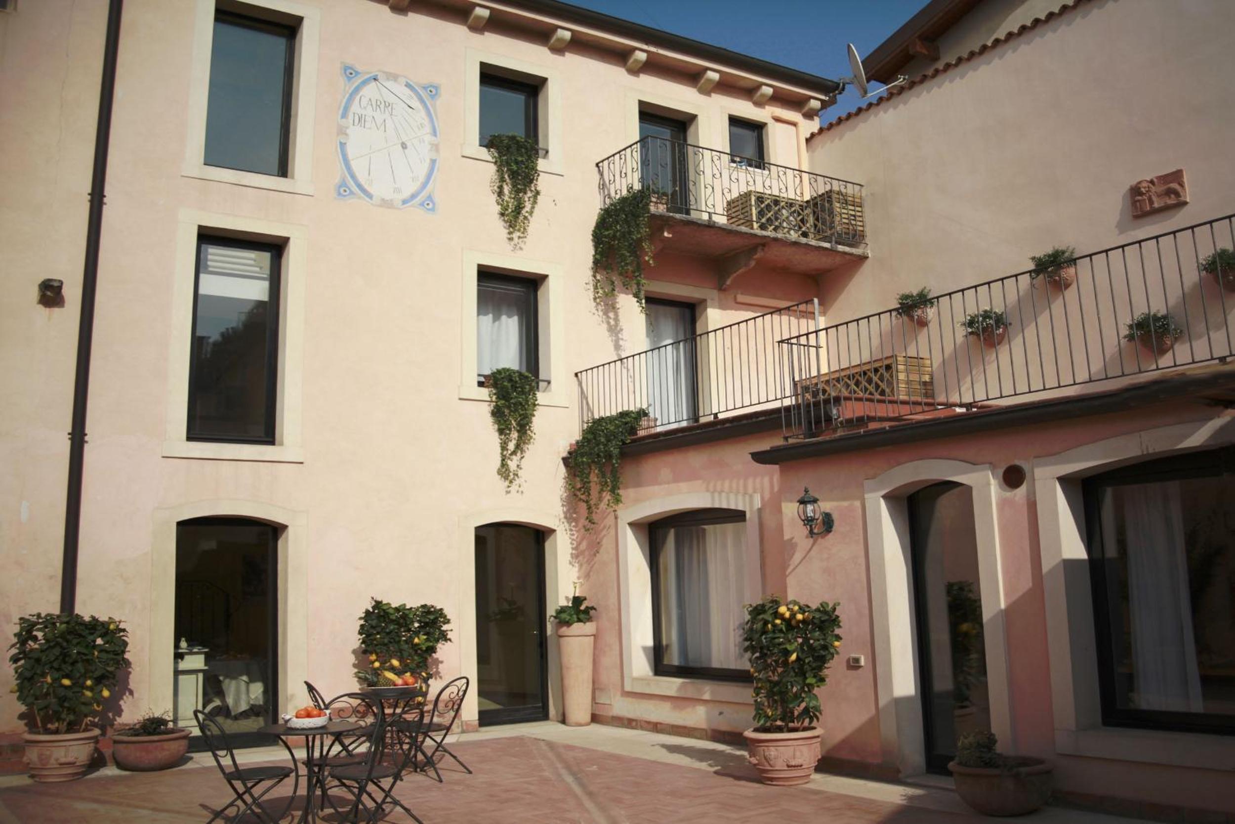 Junior Suite with Balcony - Photo 10