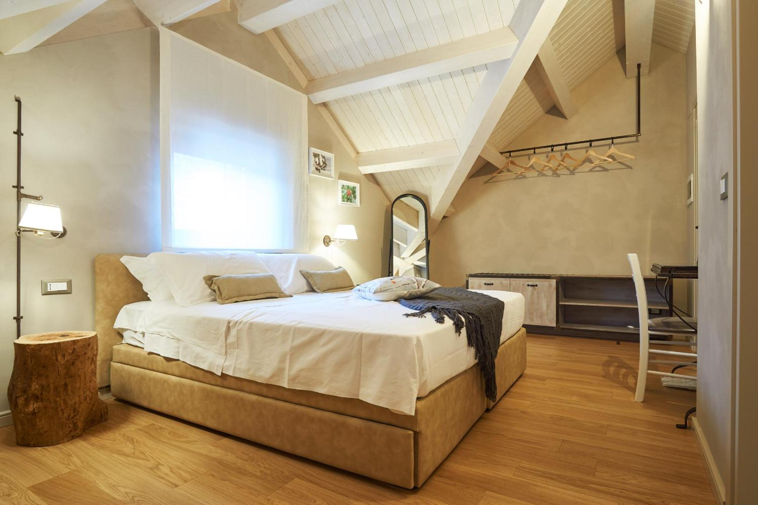 Quadruple Room with Private Bathroom - Photo 8