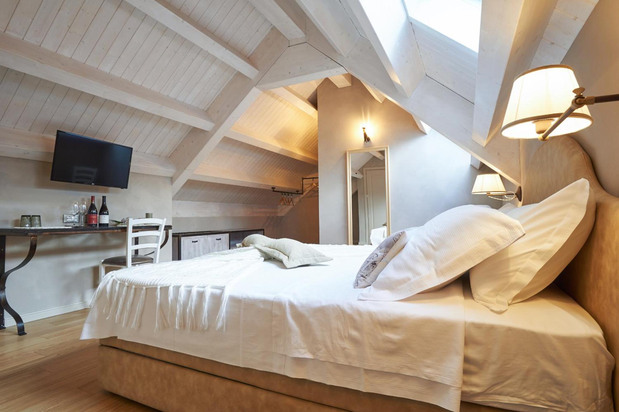 Deluxe Quadruple Room with Private Bathroom - Photo 4