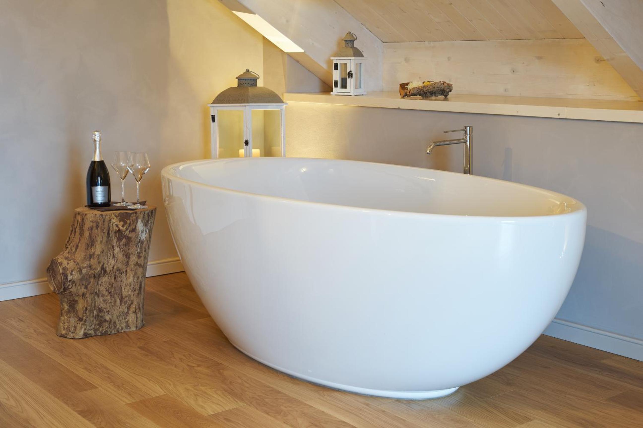 Luxury Triple Room with Bathtub - Photo 4