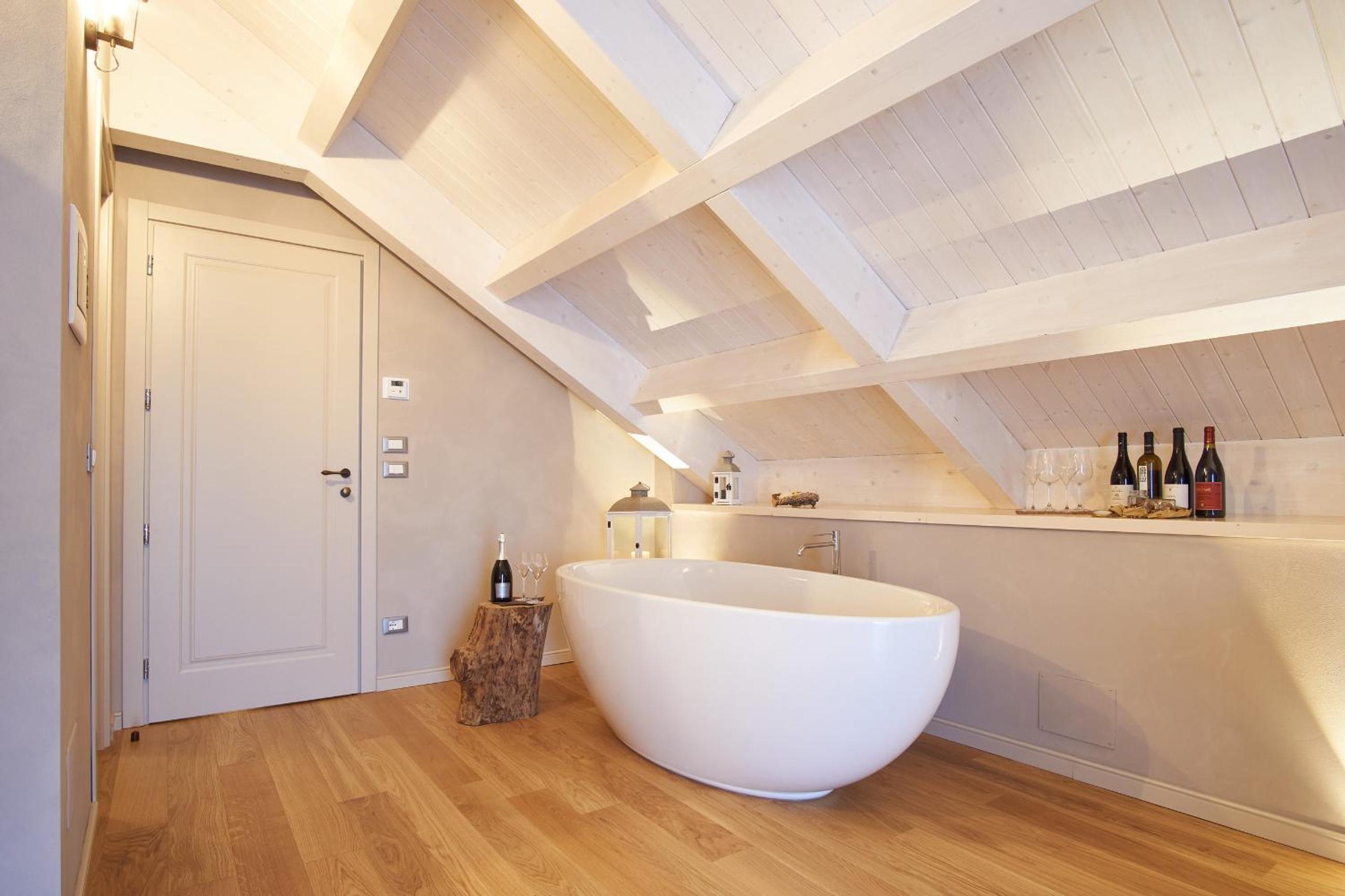 Luxury Triple Room with Bathtub - Photo 8