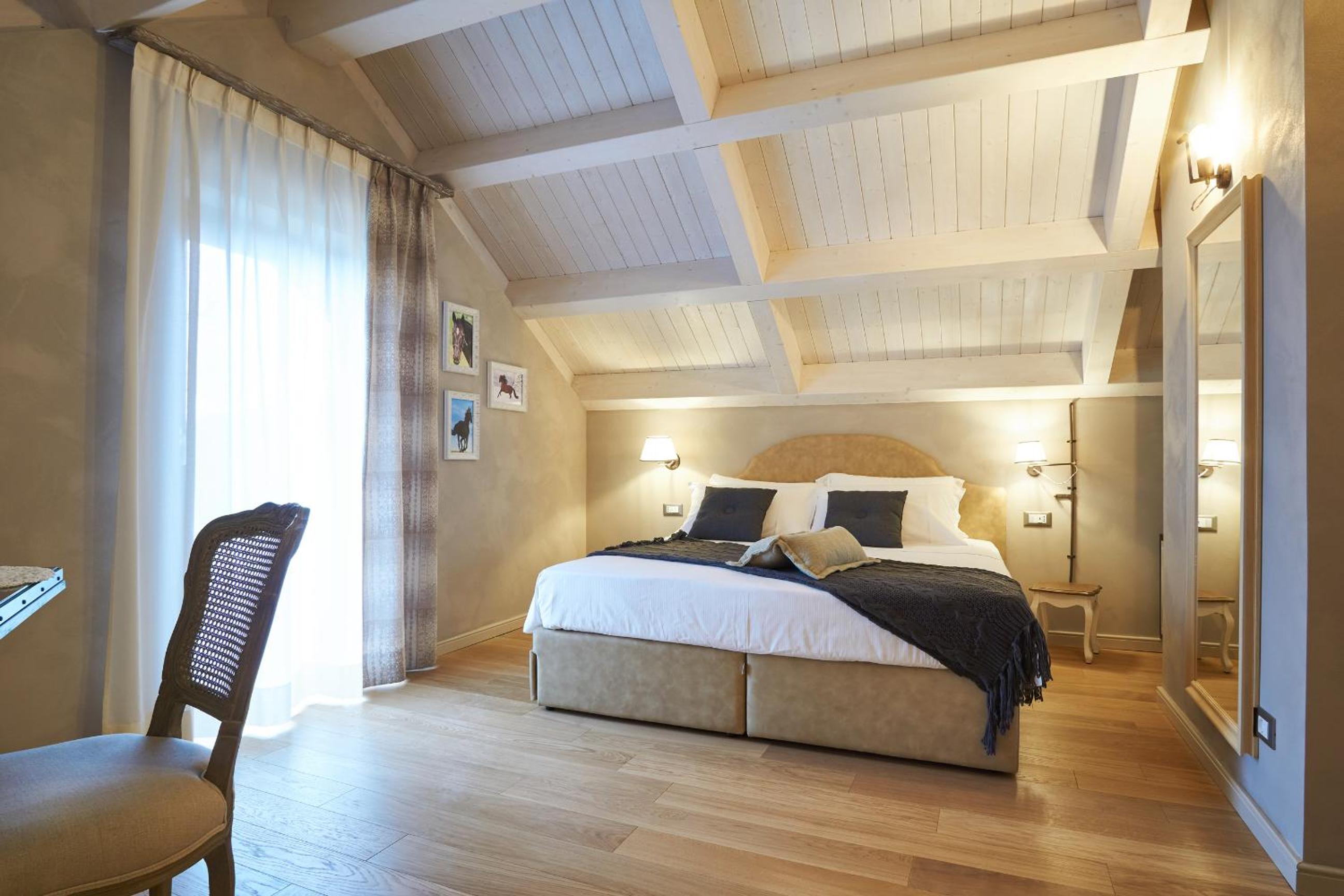Luxury Triple Room with Bathtub - Photo 14