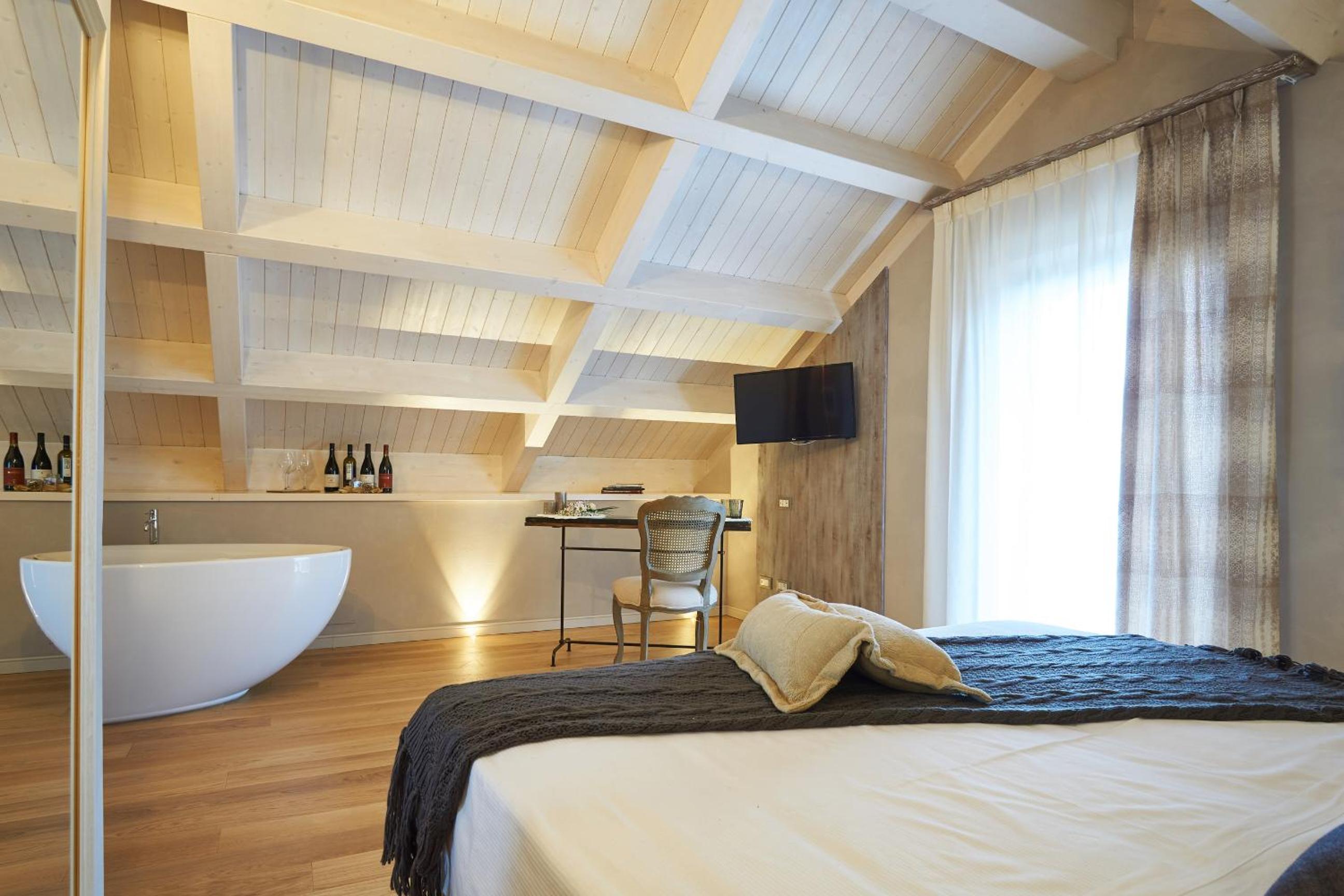 Luxury Triple Room with Bathtub - Photo 2