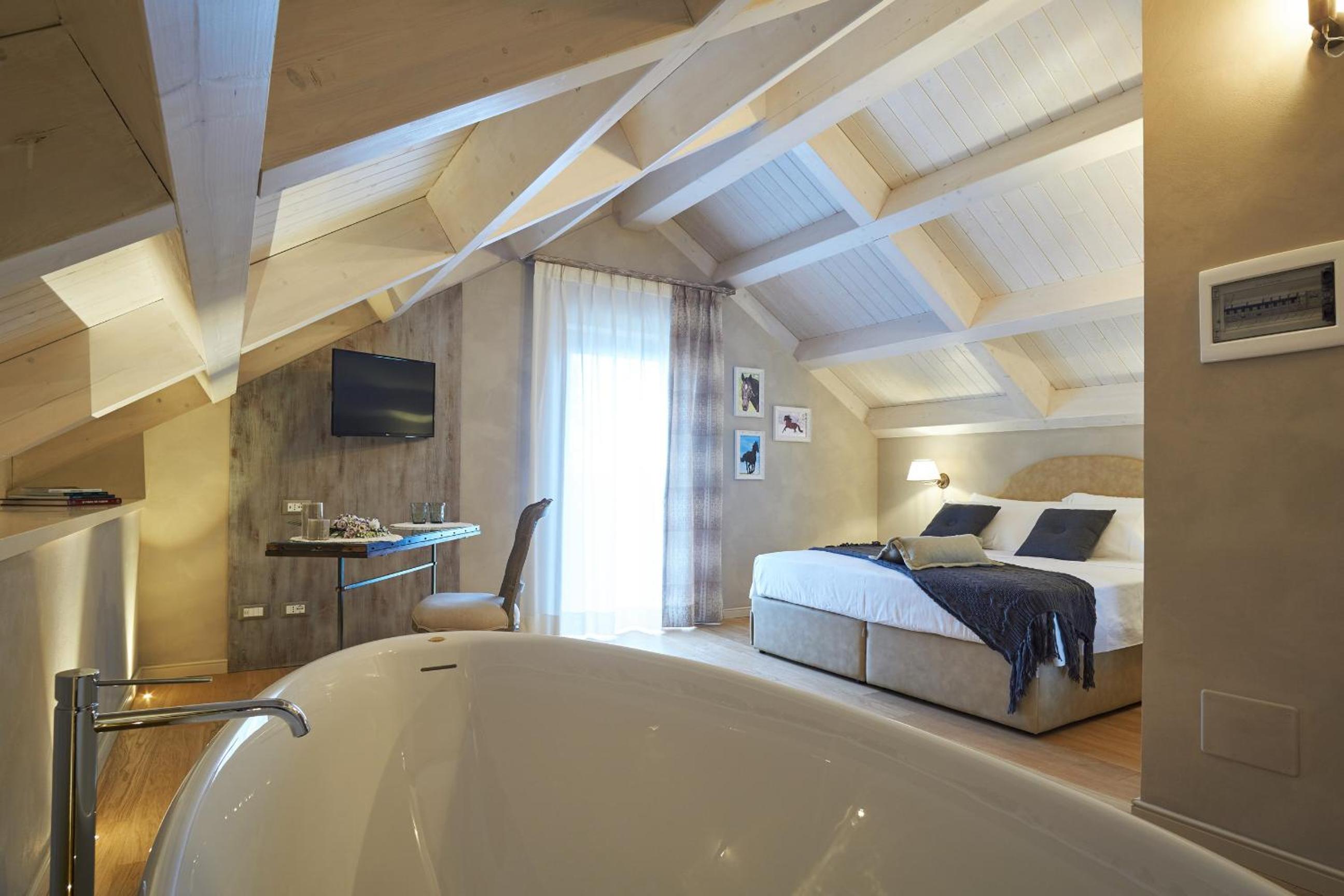 Luxury Triple Room with Bathtub - Photo 11