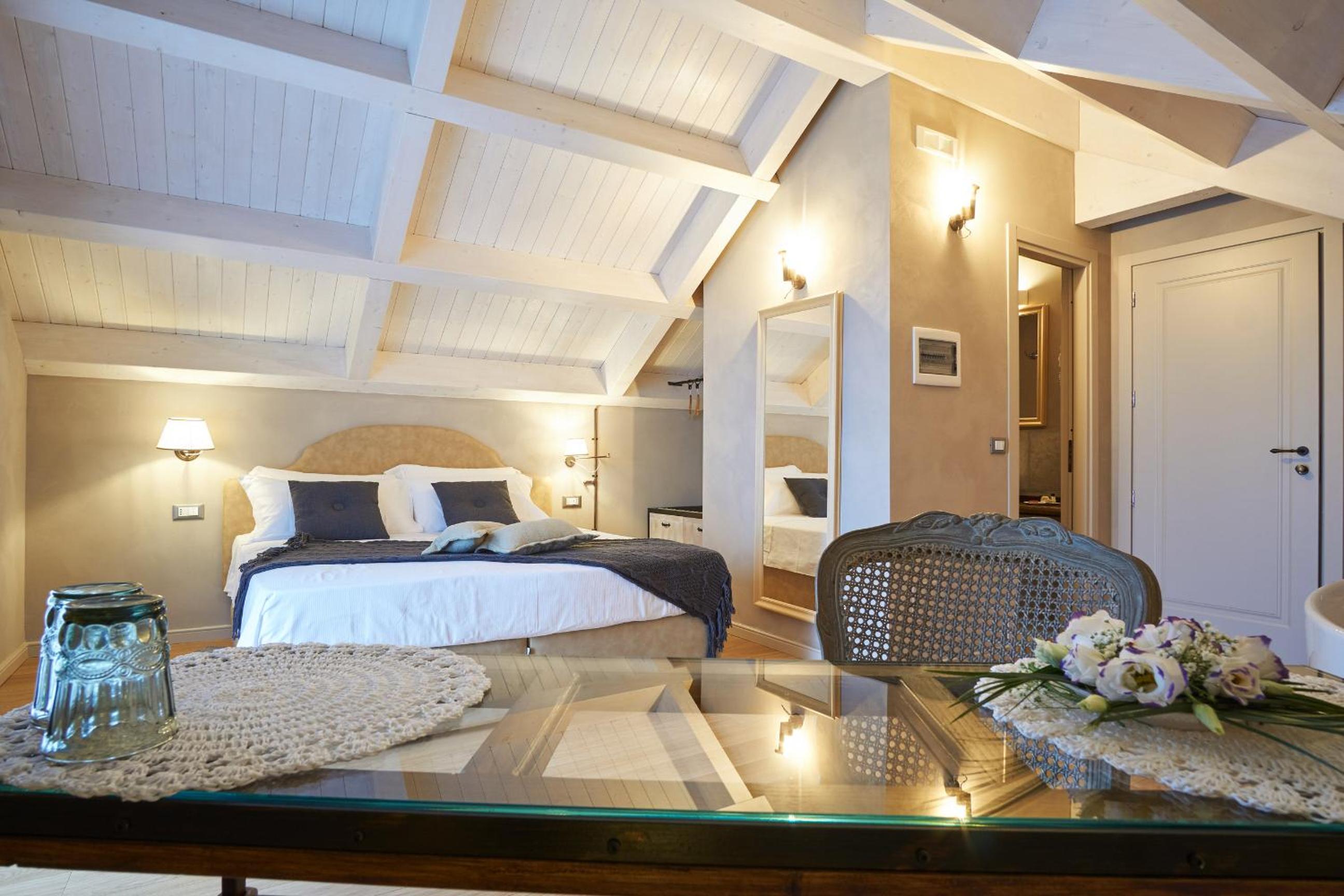 Luxury Triple Room with Bathtub - Photo 12