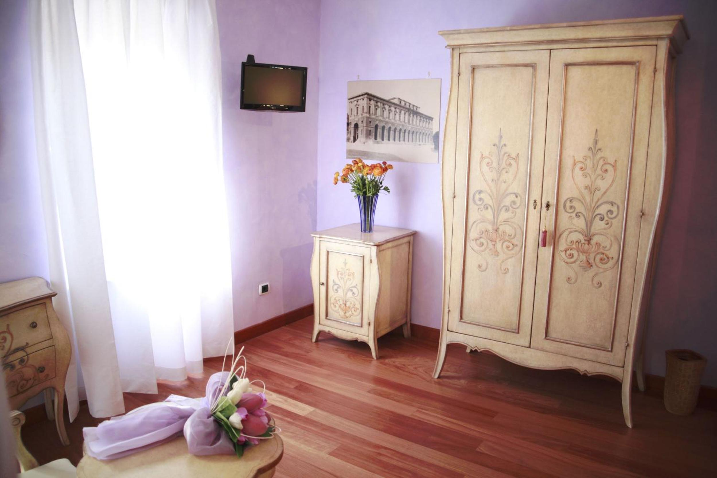 Junior Suite with Balcony - Photo 8