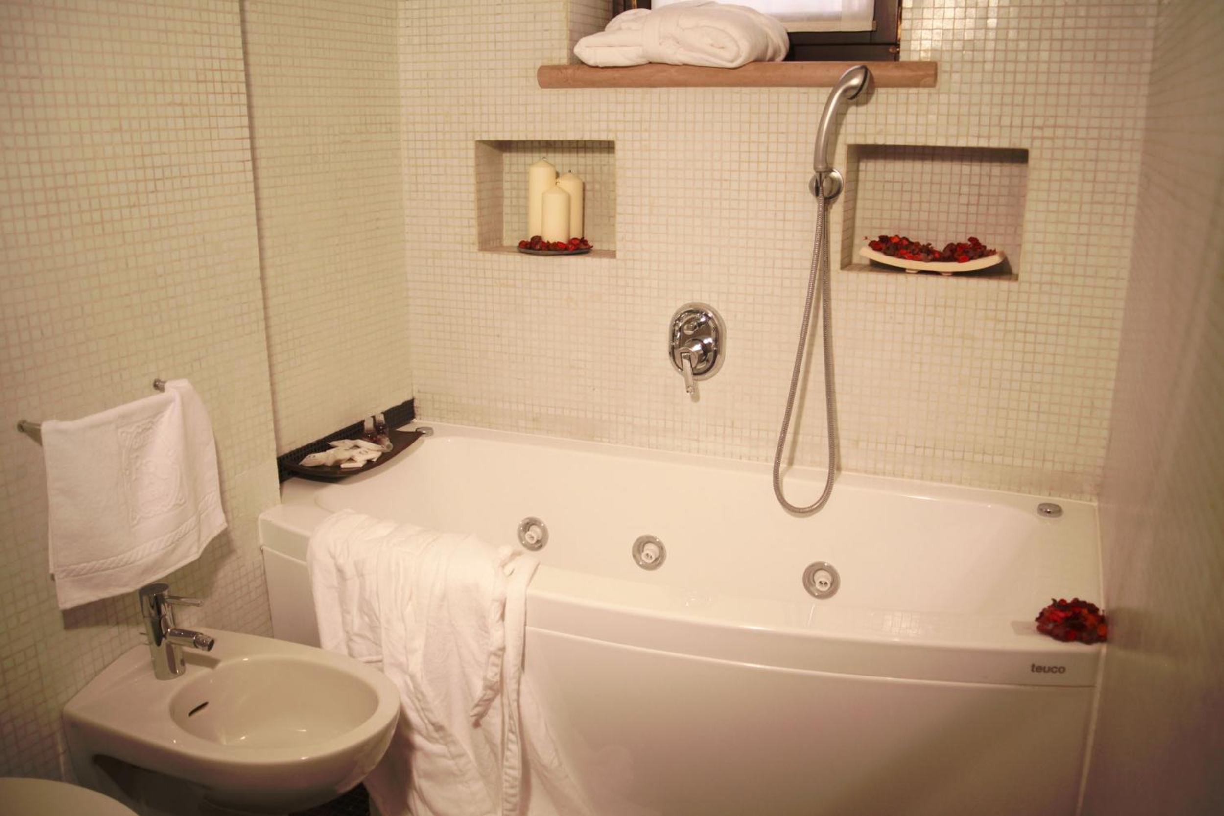 Junior Suite with Balcony - Photo 3