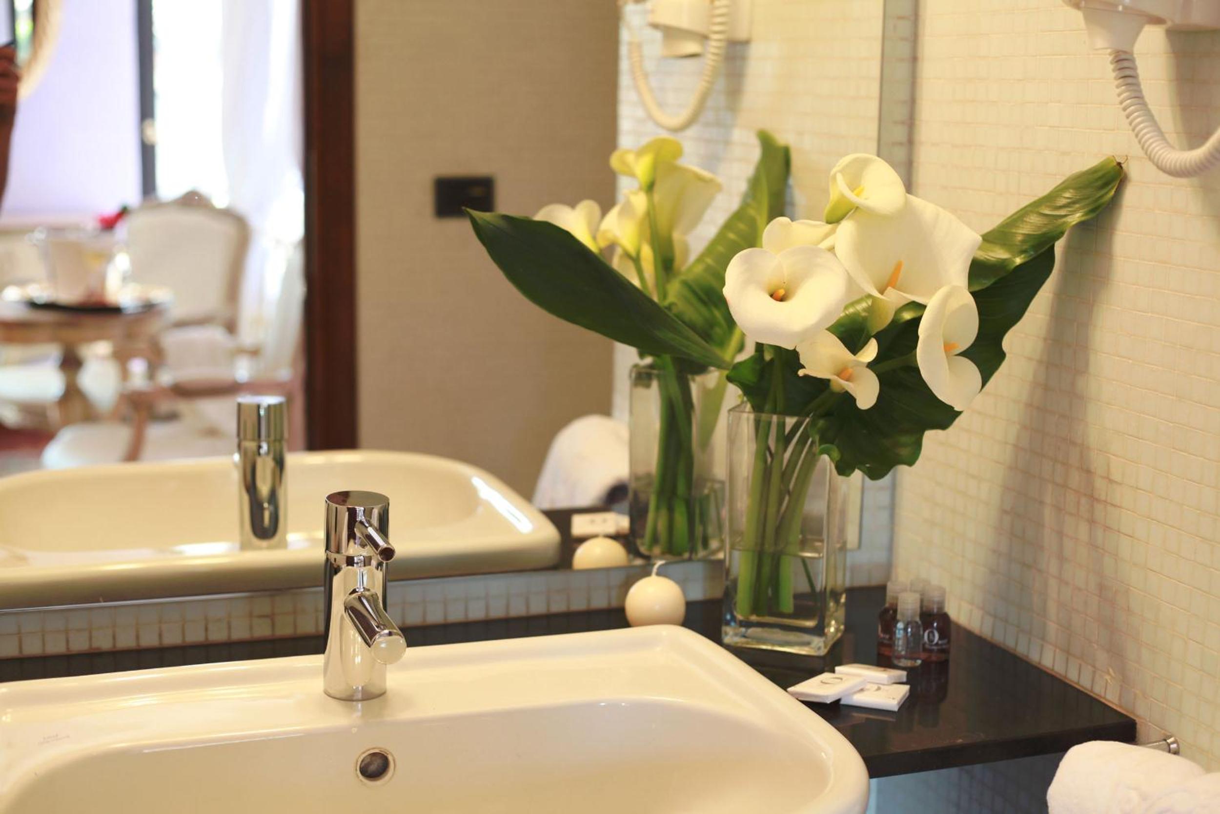 Junior Suite with Balcony - Photo 1