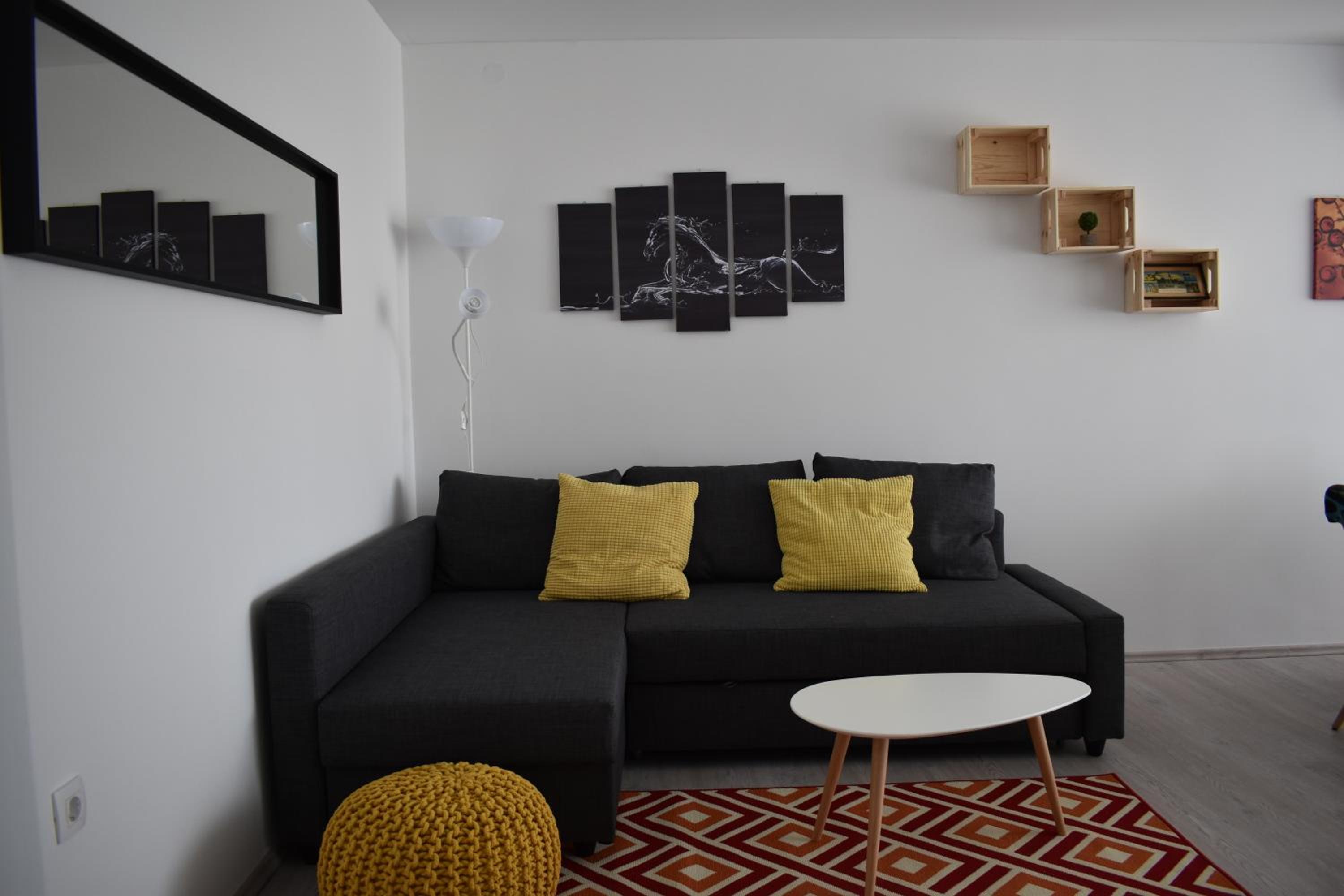 Apartment with Balcony - Photo 2