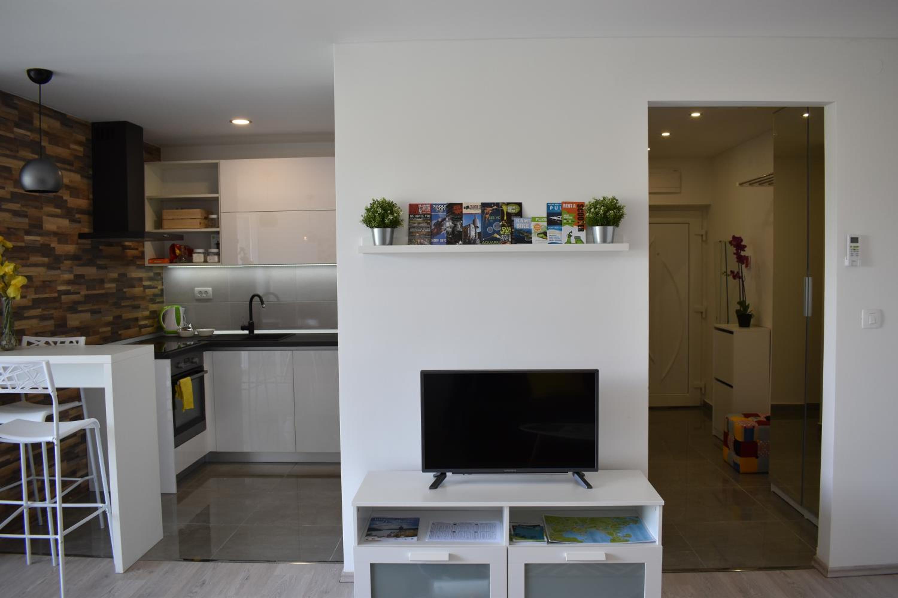 Apartment with Balcony - Photo 14