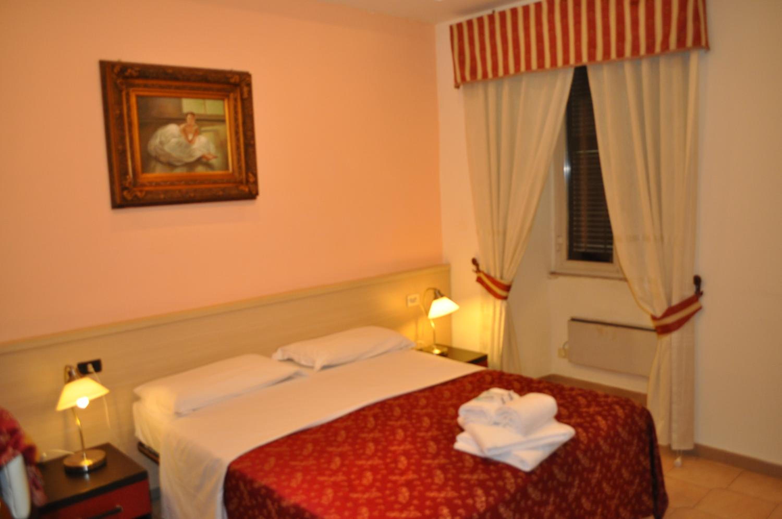 Double Room with Private External Bathroom photo 2