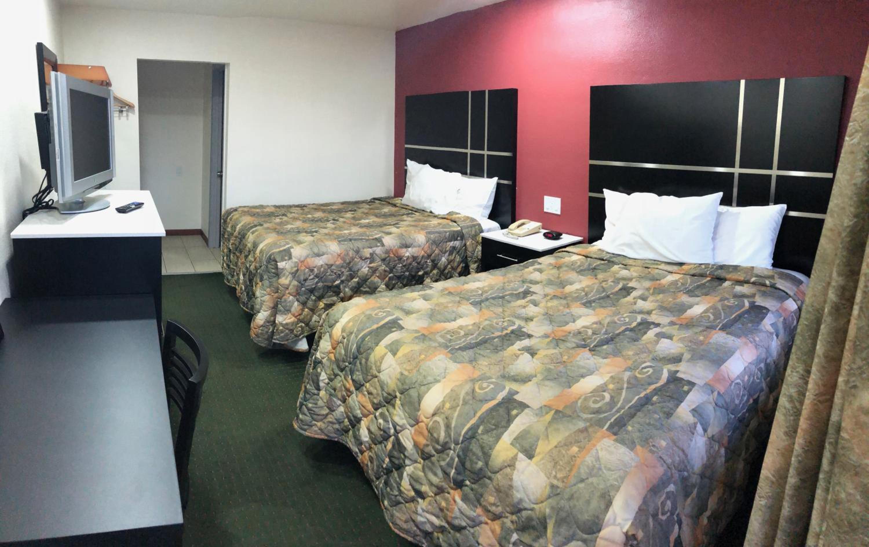 Queen Room with Two Queen Beds - Non-Smoking photo 1