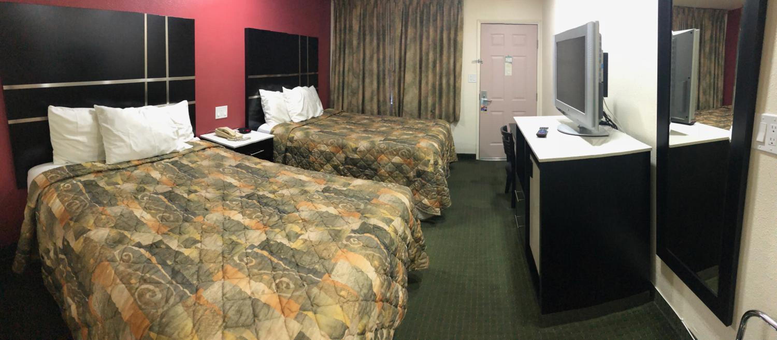 Queen Room with Two Queen Beds - Non-Smoking photo 3