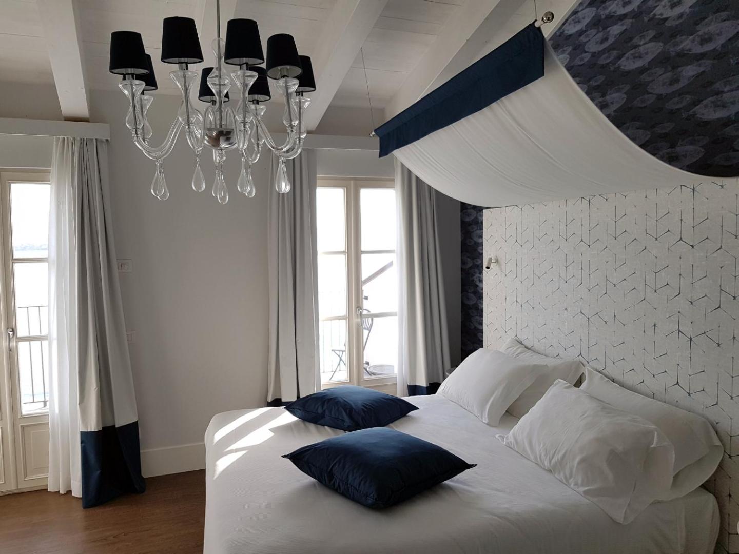 Executive Suite - Photo 4