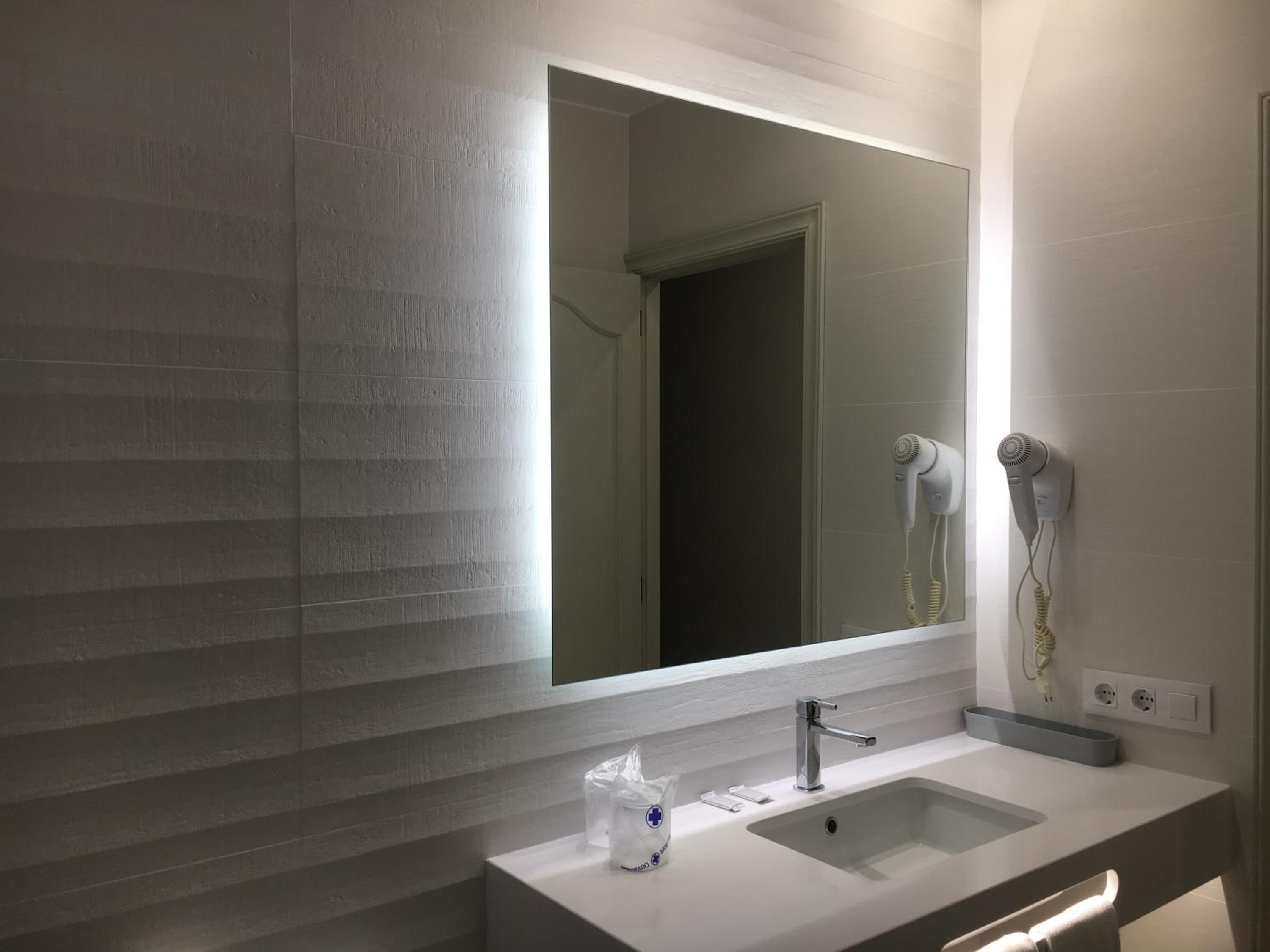 Standard Double or Twin Room - Photo 2