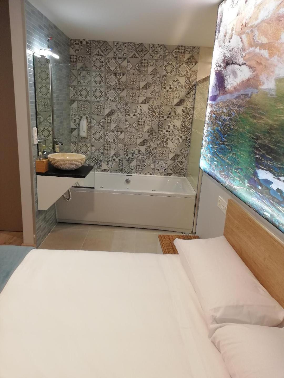Double Room with Spa Bath - Photo 5