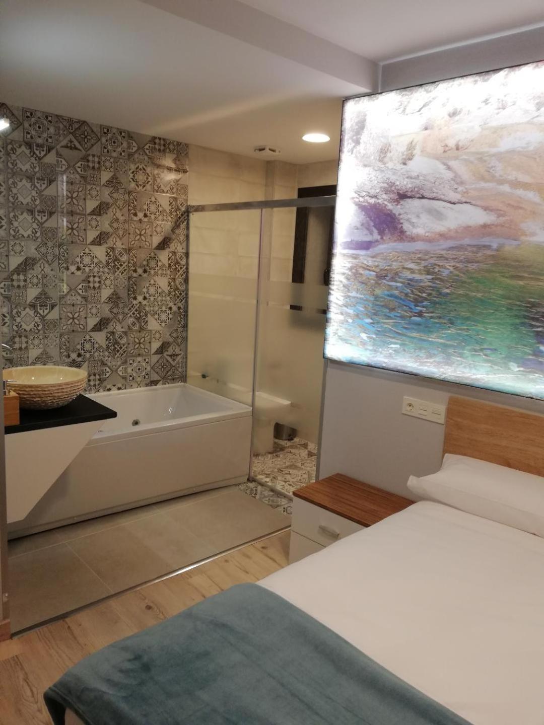 Double Room with Spa Bath - Photo 6
