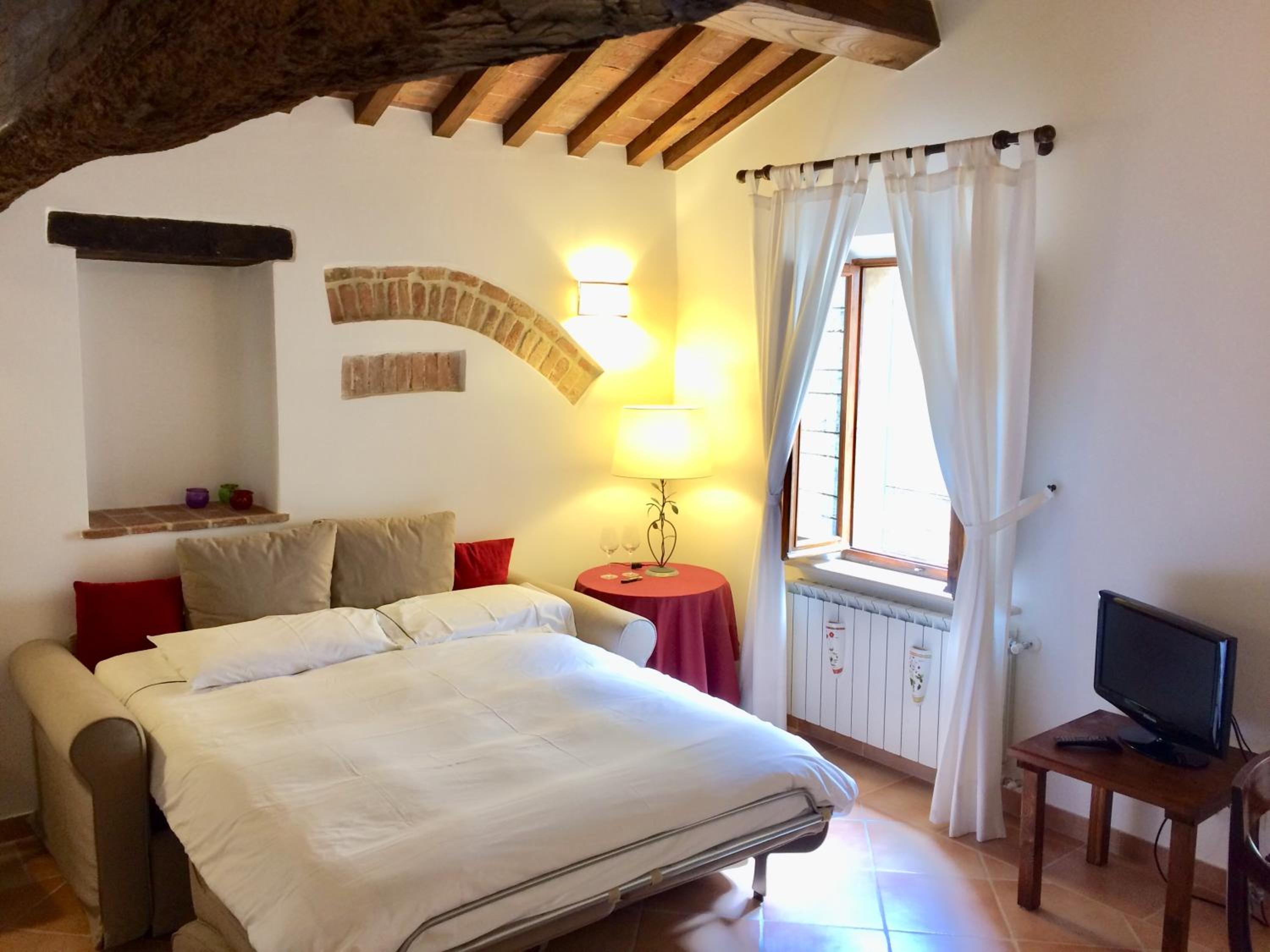 Deluxe King Suite - Photo 8