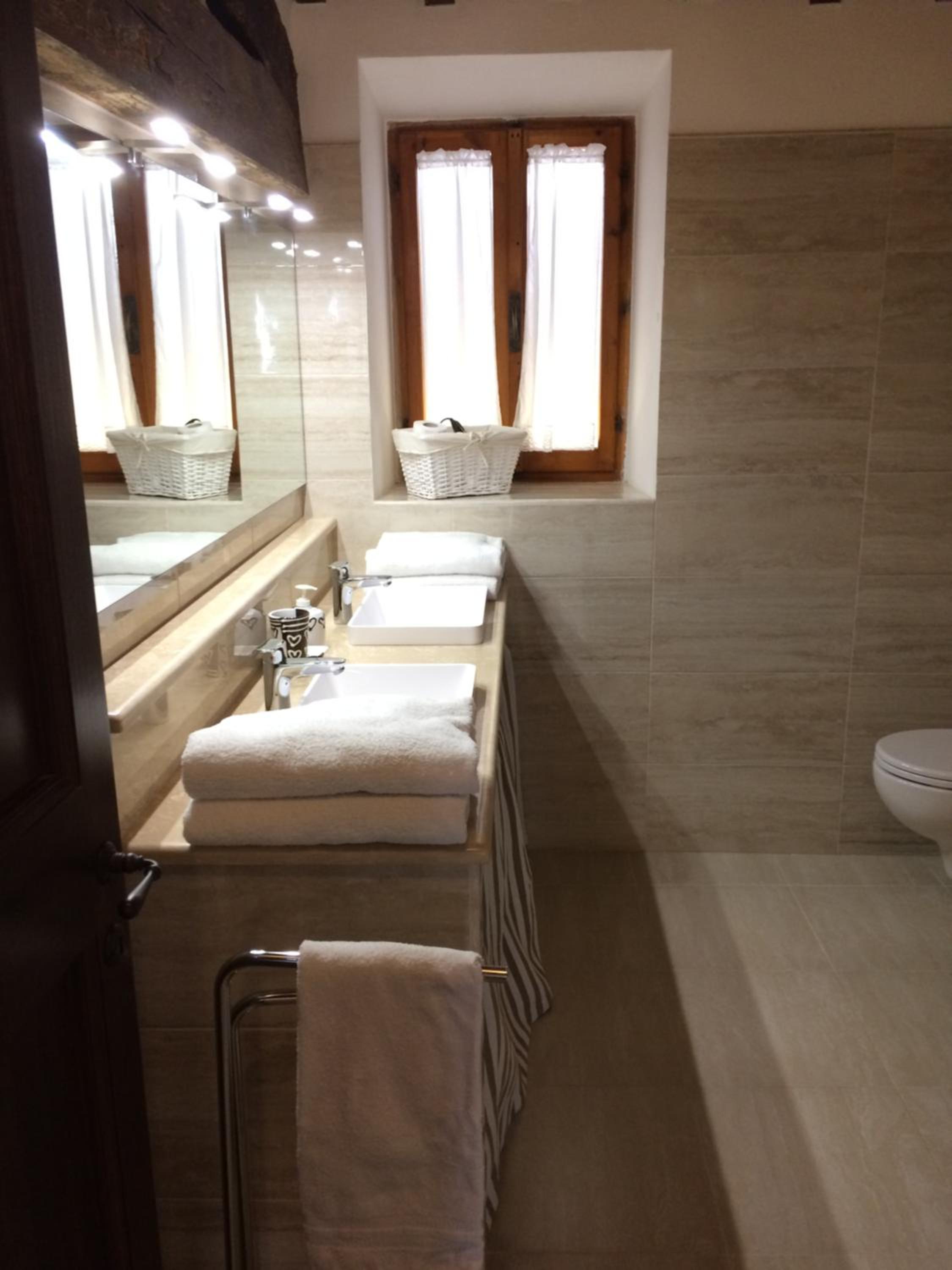 Deluxe King Suite - Photo 9