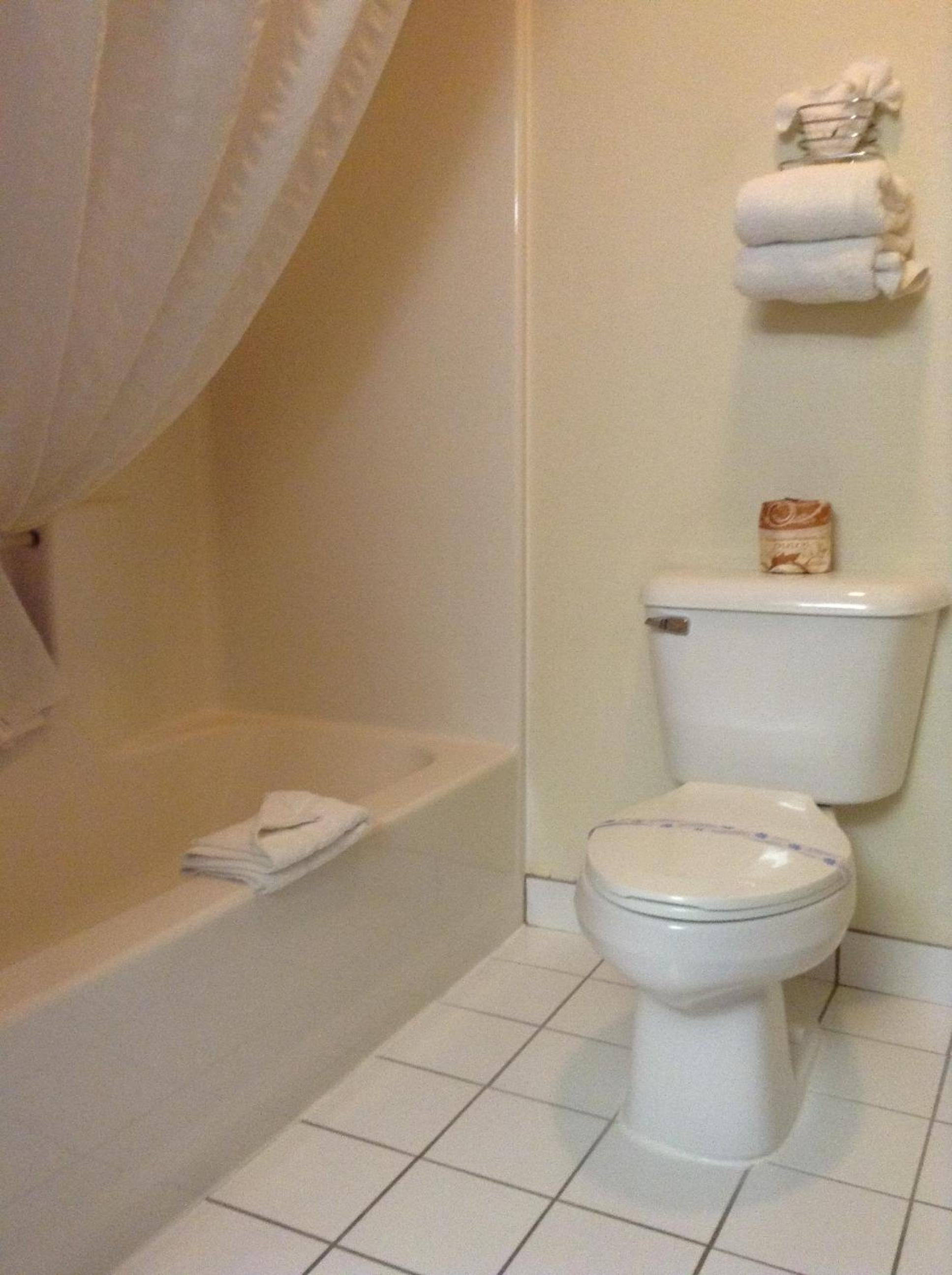 Queen Room With Two Queen Beds - Non-Smoking - Photo 4