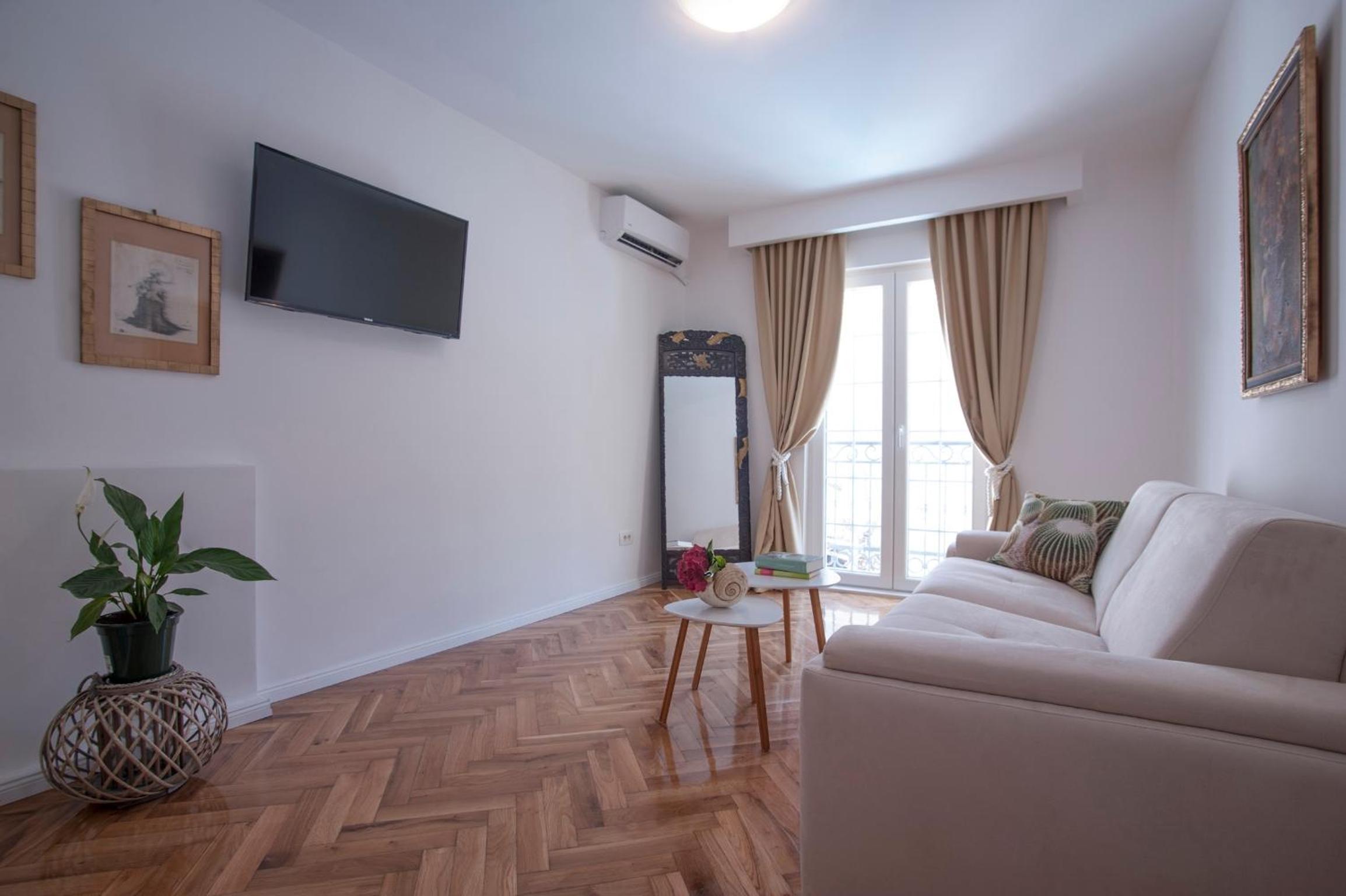 One-Bedroom Apartment photo 2