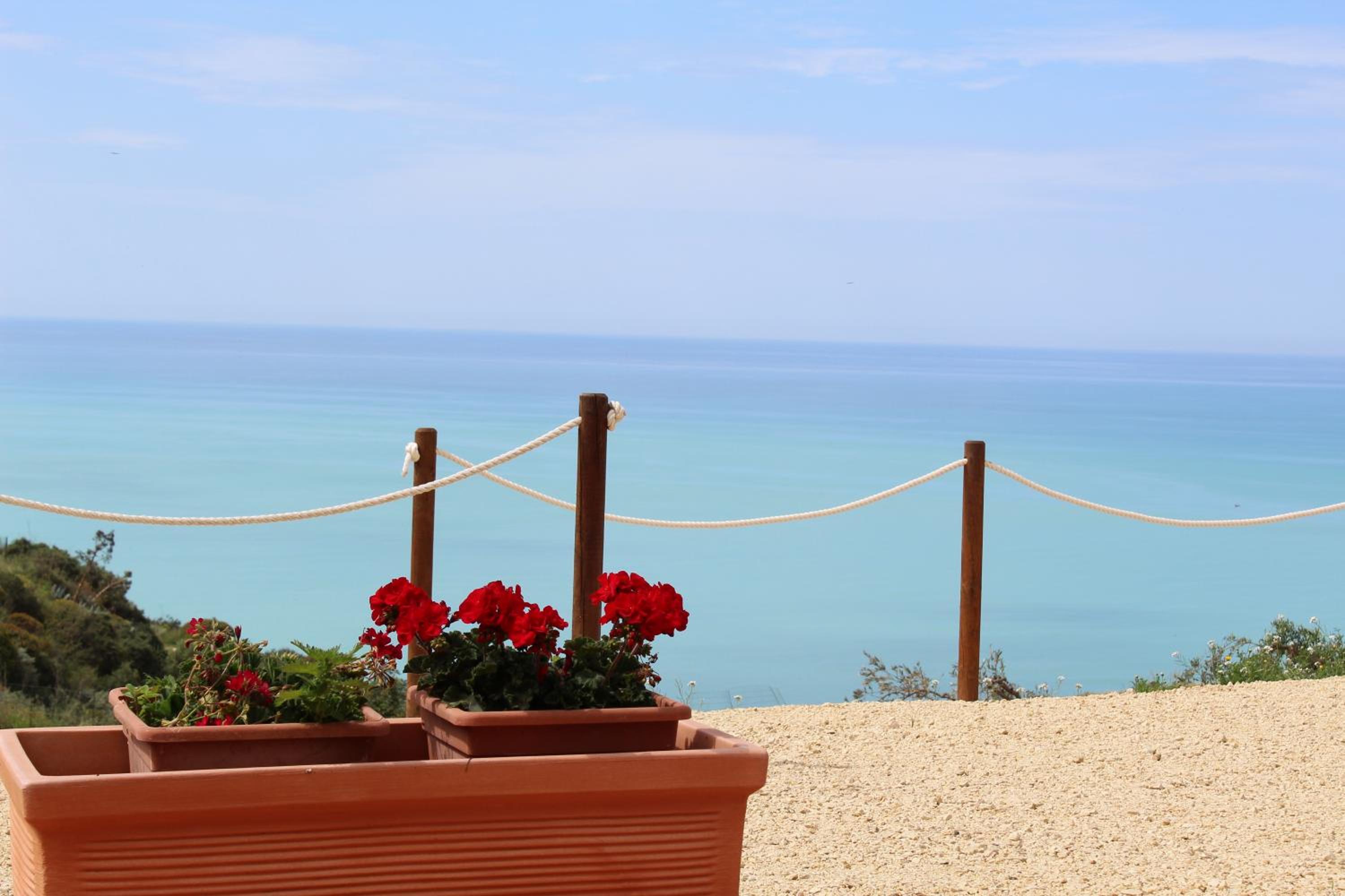 Deluxe Suite with Sea View - Photo 41