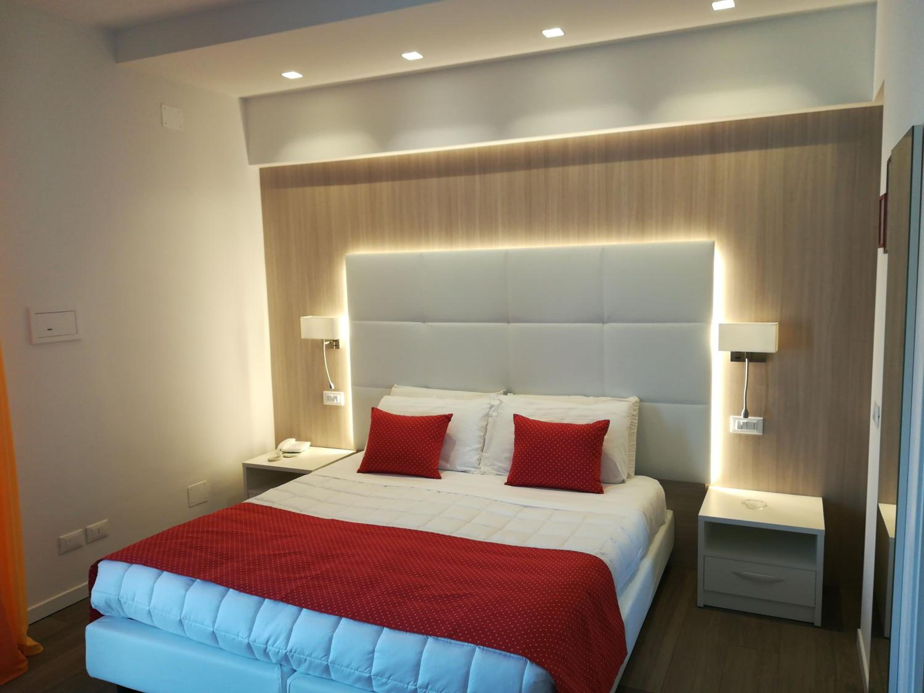 Superior Double or Twin Room with Lateral Sea View photo 2