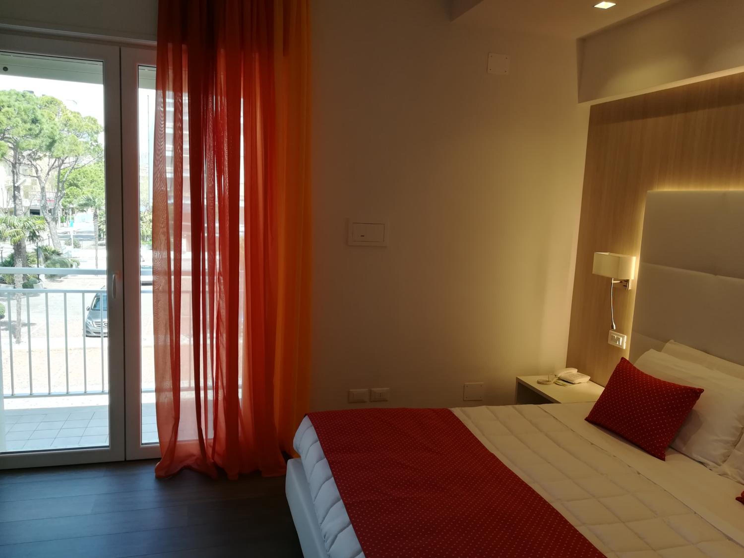 Superior Double or Twin Room with Lateral Sea View photo 1