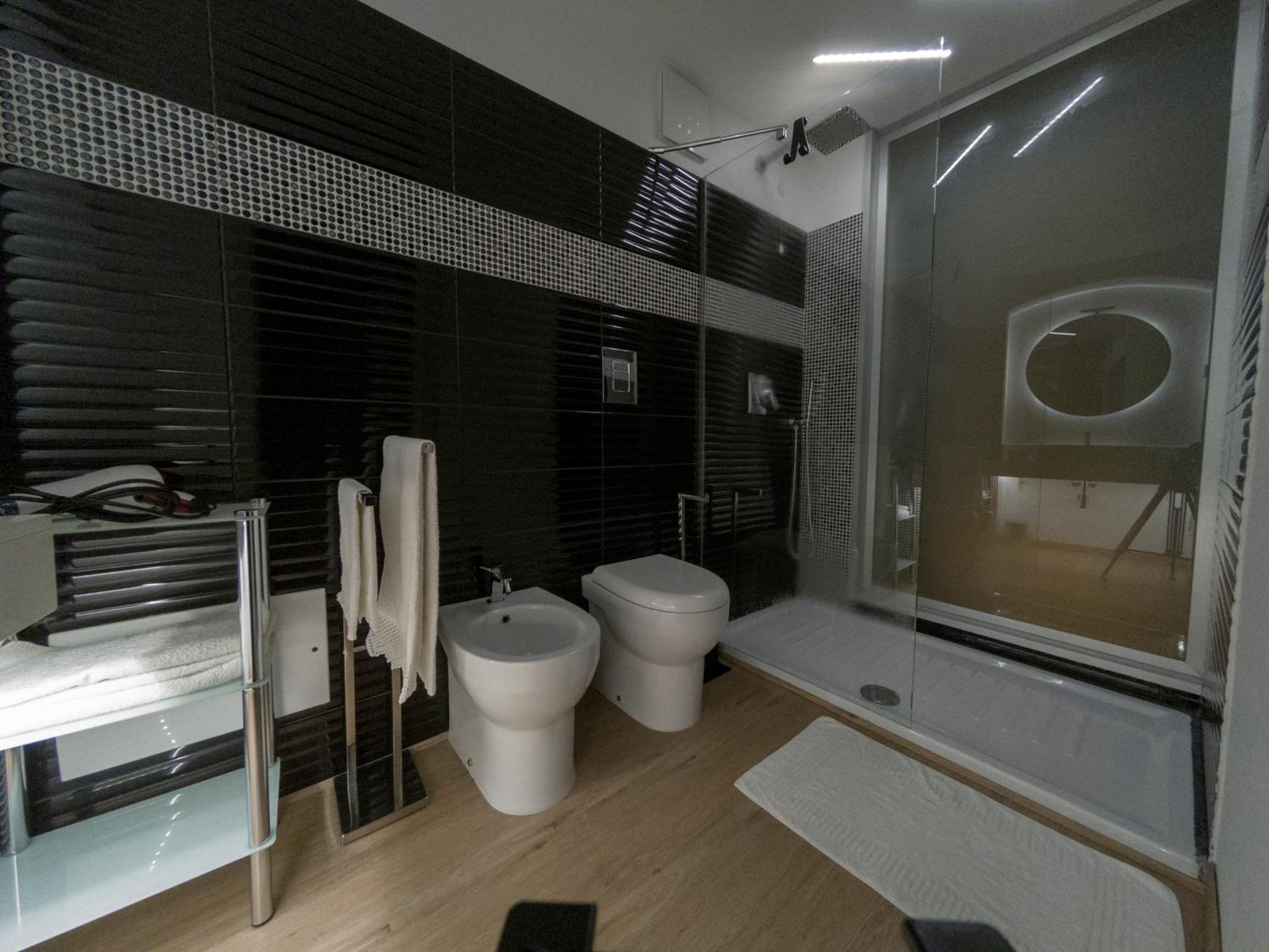 Suite with Balcony - Photo 14