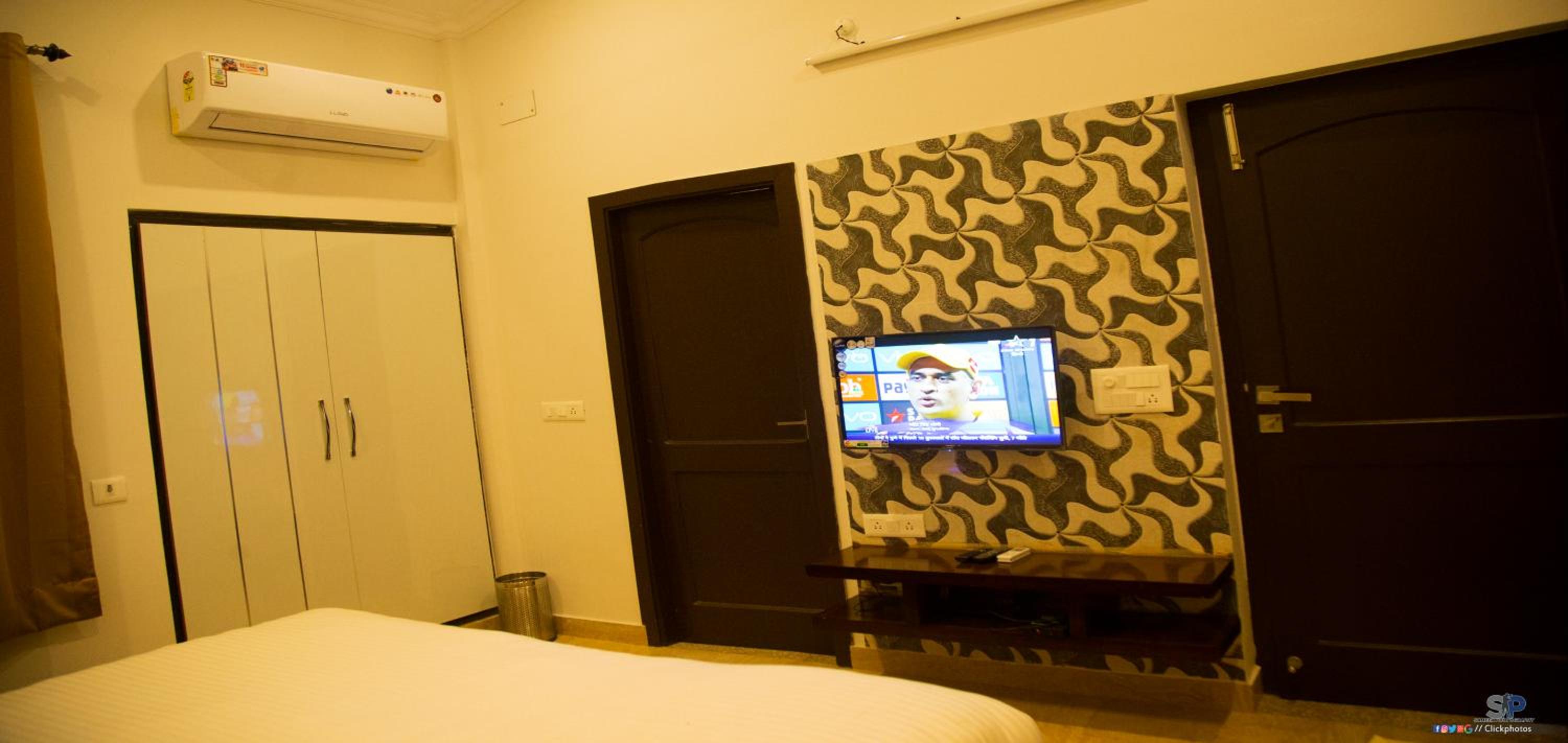 Deluxe Double Room (2 Adults + 1 Child) photo 2
