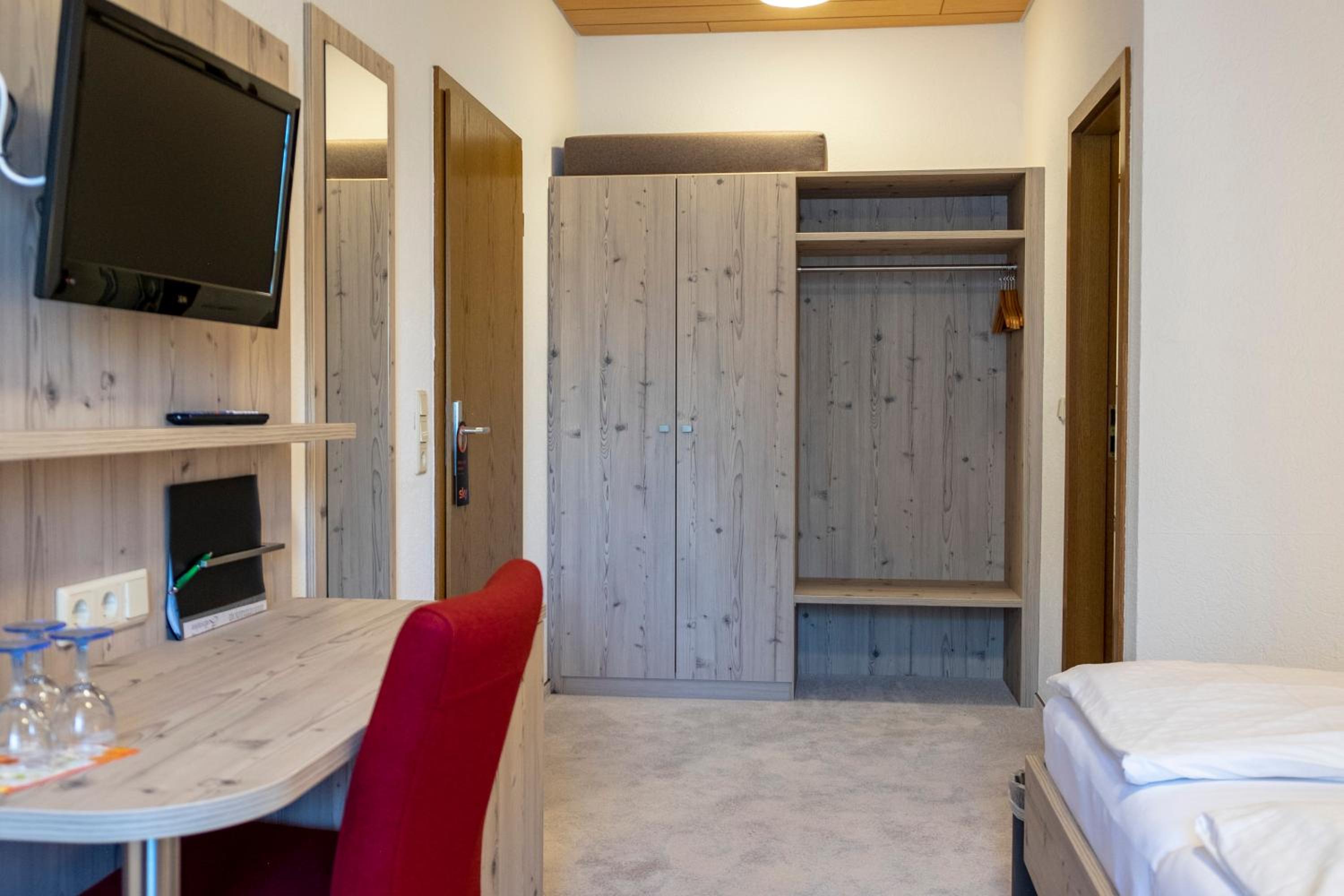 Double Room with Private Bathroom - Photo 3