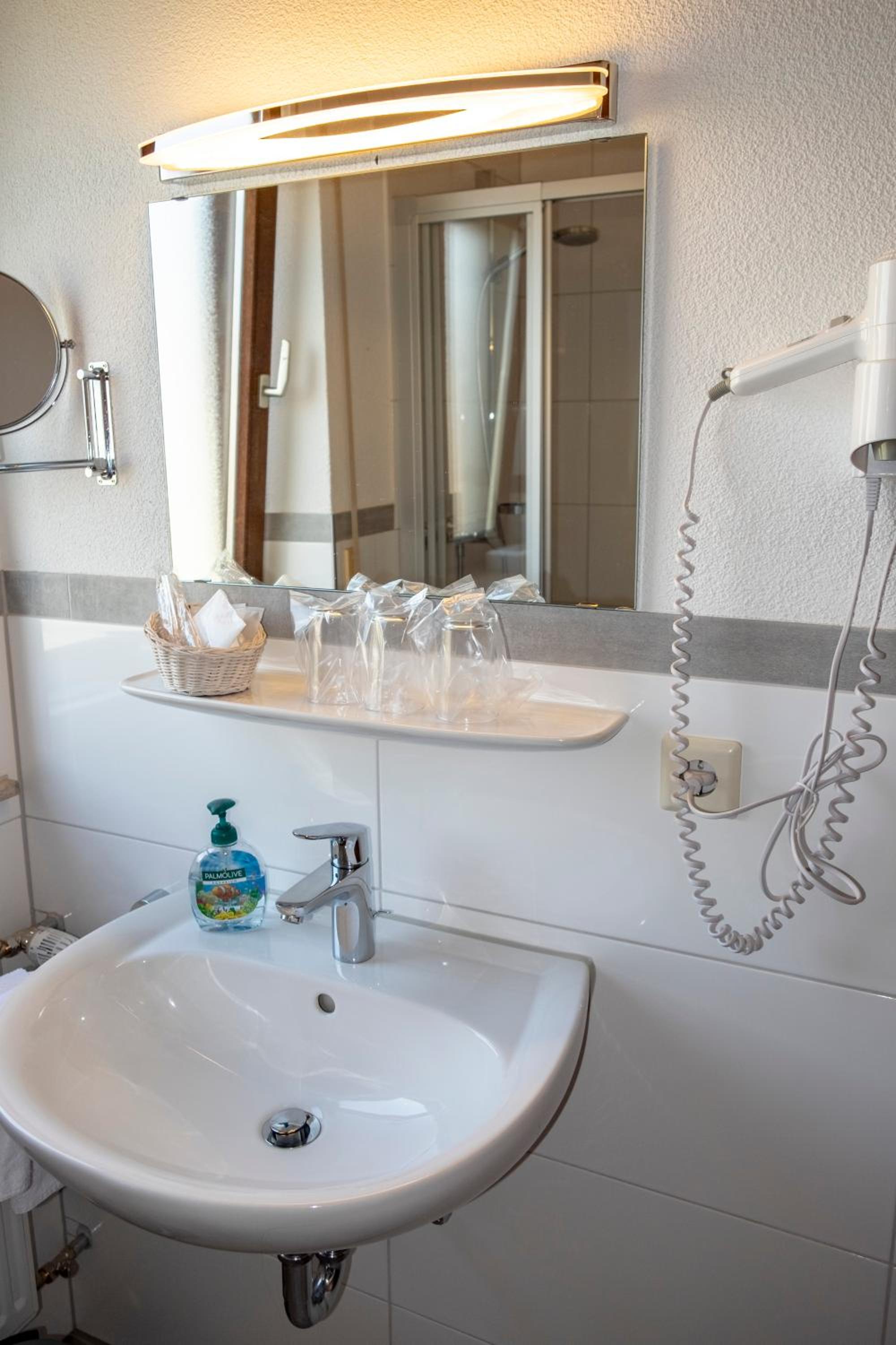 Double Room with Private Bathroom - Photo 4