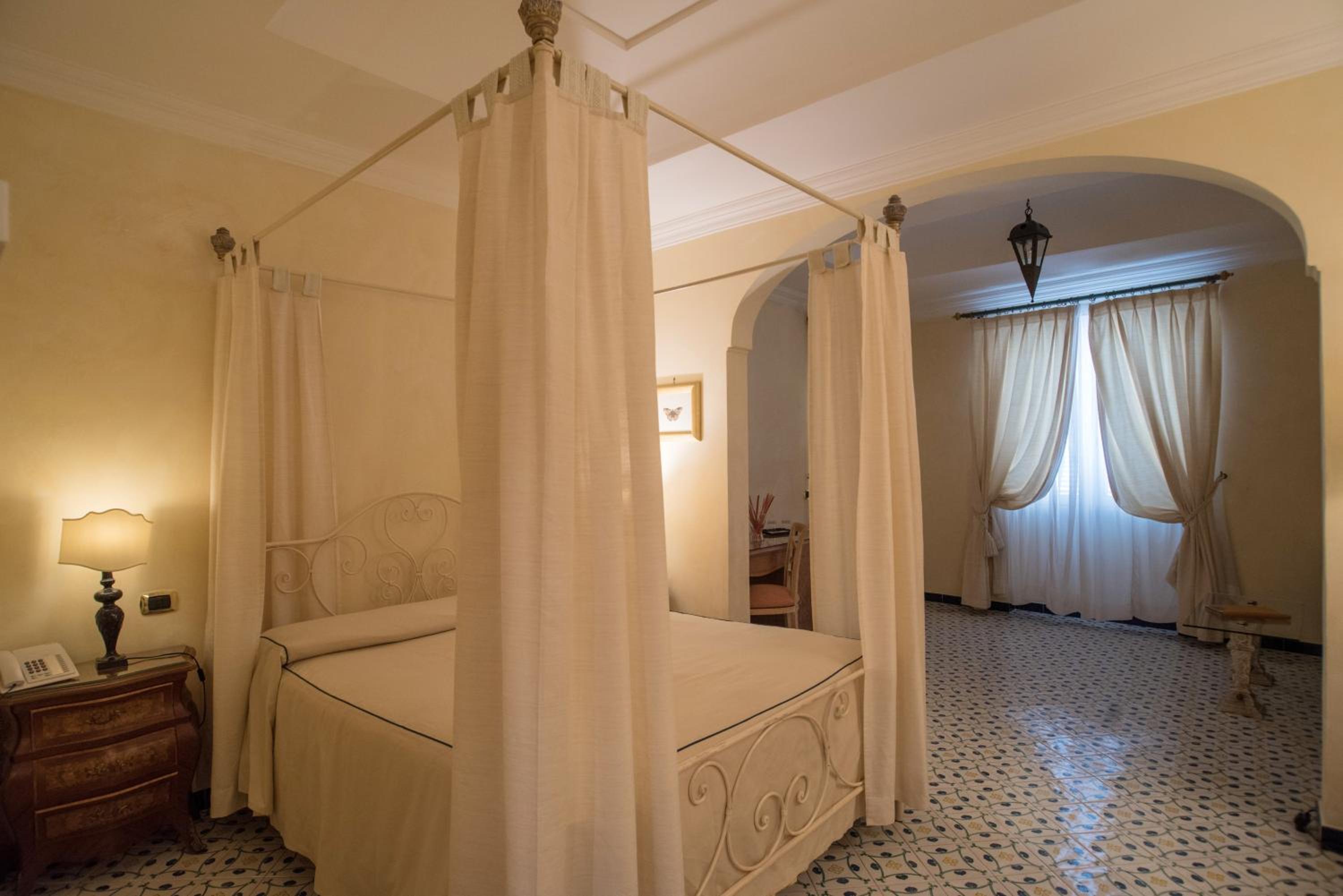 Deluxe Junior Suite with Sea View - Photo 4