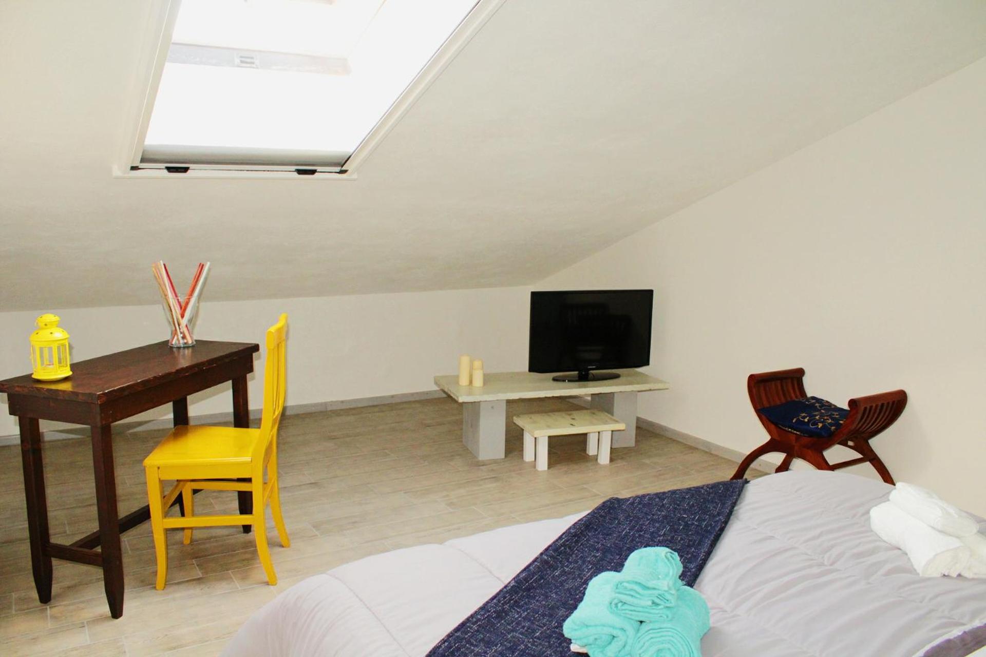 Double or Twin Room with Private Bathroom - Photo 3