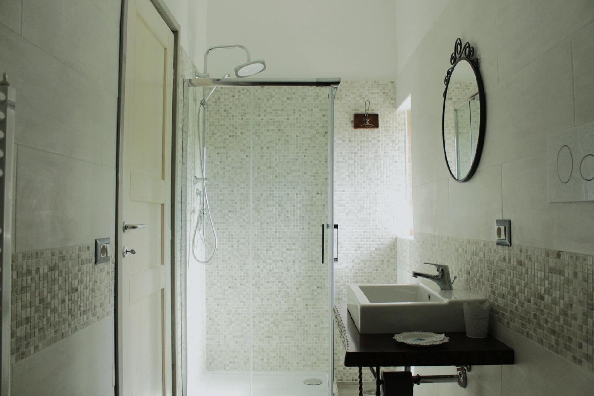 Double or Twin Room with Private Bathroom - Photo 5