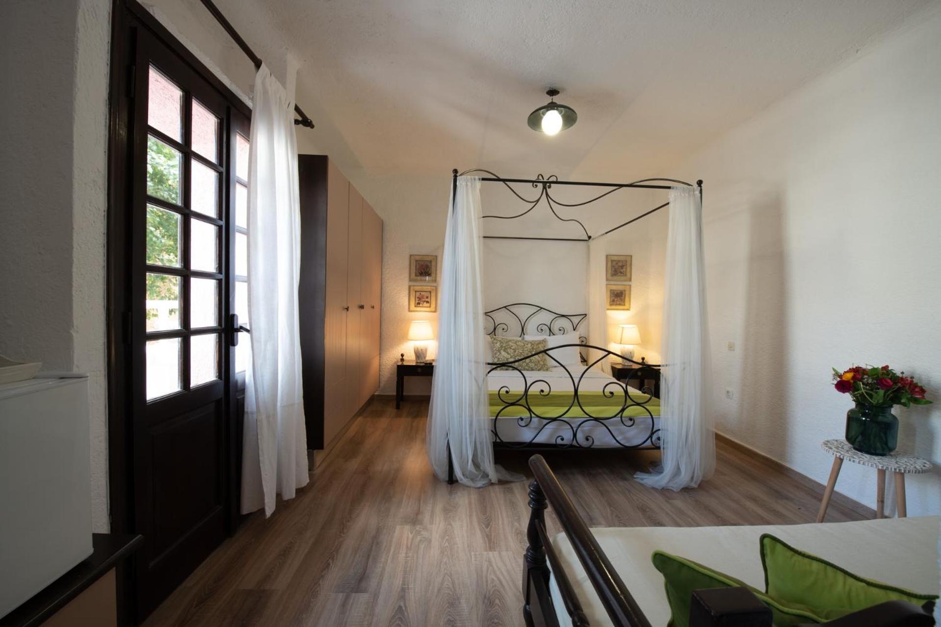 Classic Room with Patio View photo 3