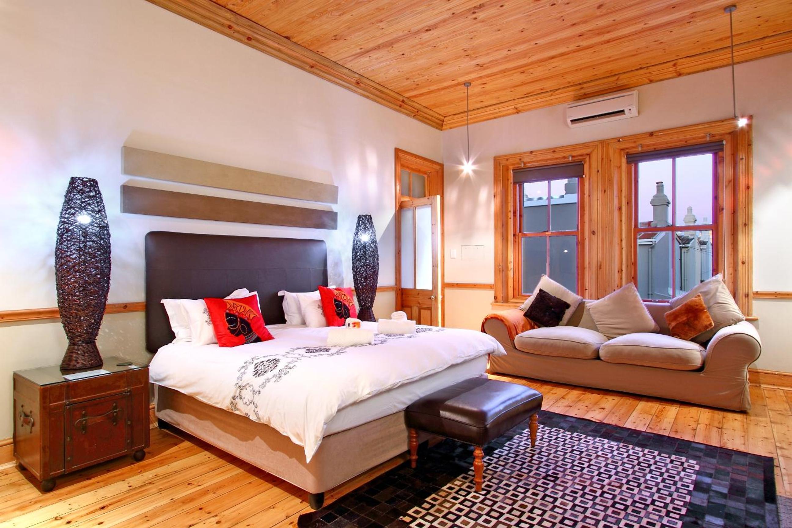 Deluxe King Room (Not Pet Friendly) - Photo 4