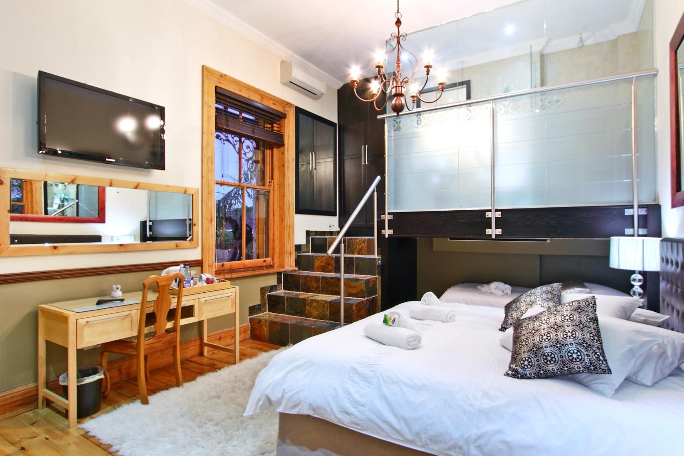 King Room with Balcony (Pet Friendly)  - Photo 4