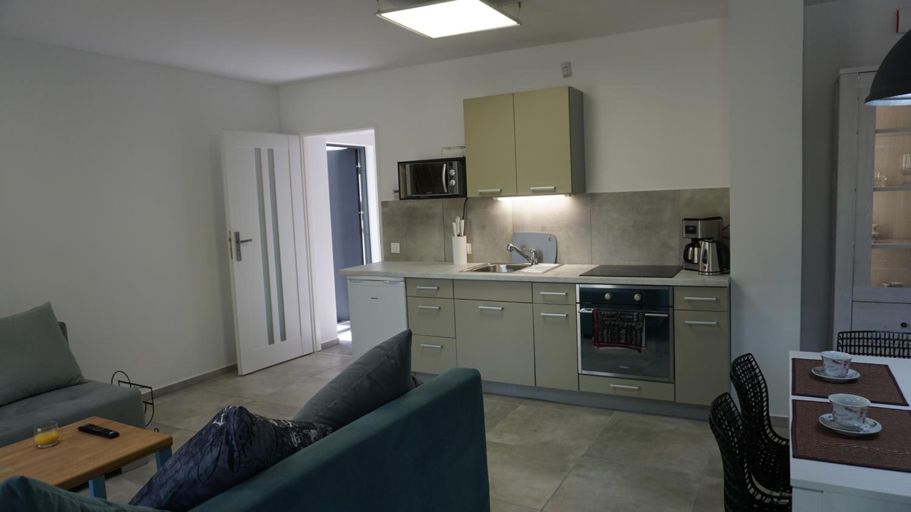 Apartment with Balcony - Photo 4