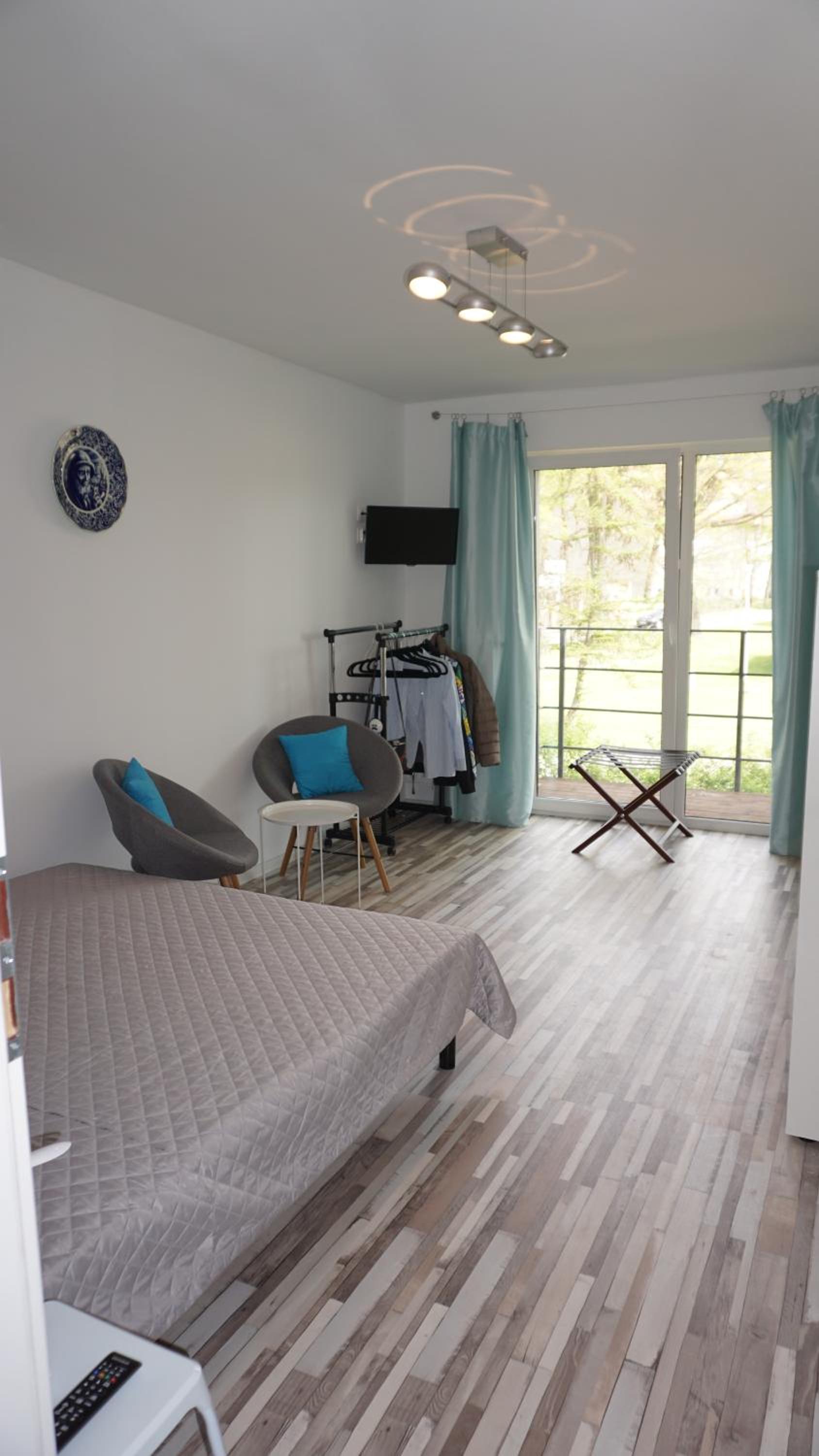 Apartment with Balcony - Photo 3